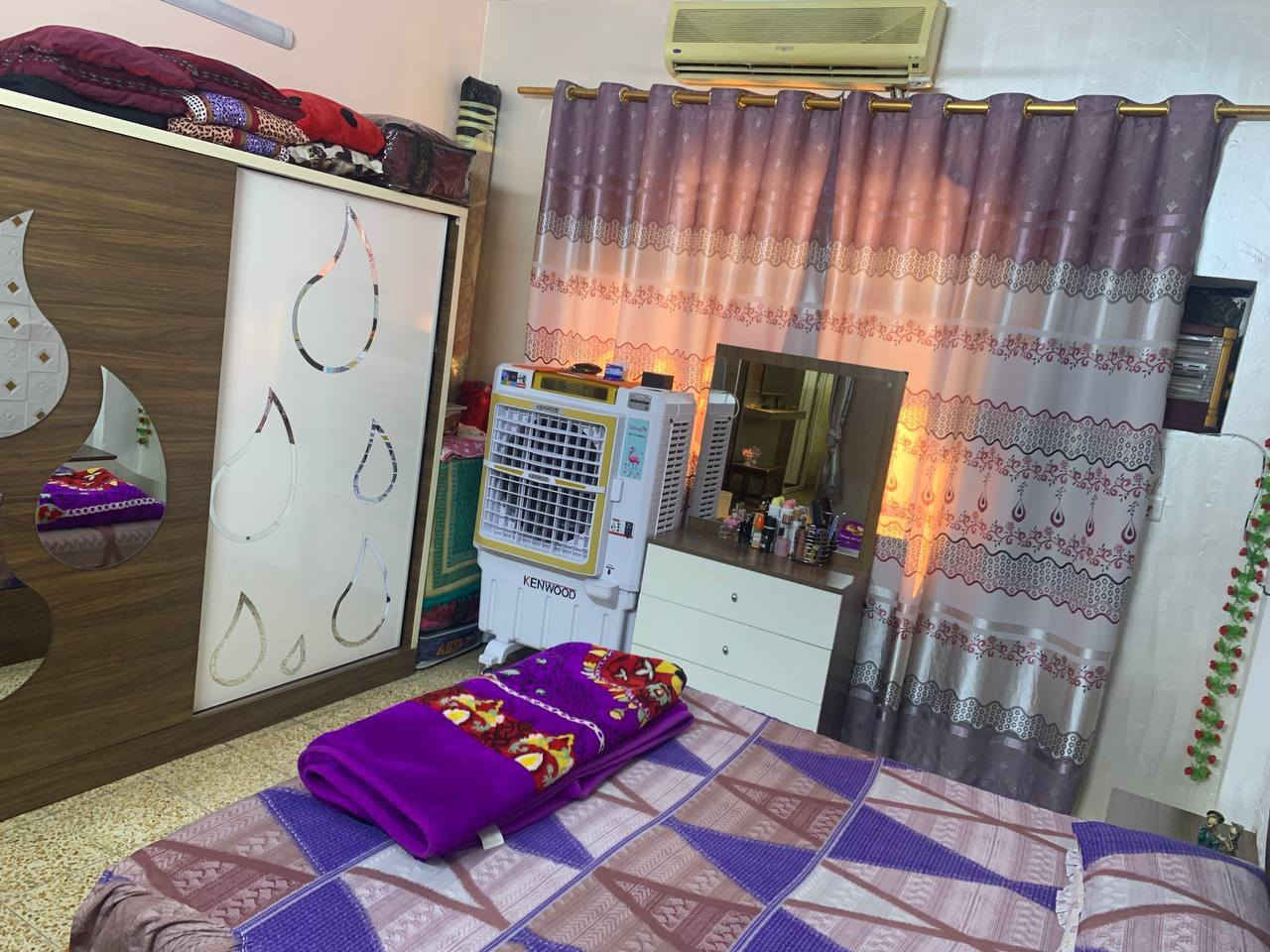 السلام عليكم شقه لبيع تحتوي على غرفتين نوم وستقبال بكد الغرفه ومطبخ وصحيات موقع حلو الشعله قرب المصرف او سوك الساحه ومستشفى الشعله ومدارس قريبه بصف جمله قيس الطيب كلش حلوه ومرتبه  س ١٥   رقم الهاتف ***********
