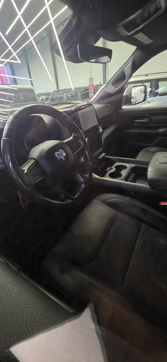 موديل 2022
شكل جديد 
كلين 
ماشية 110الف 
رادار امامي خلفي 
حساس امامي خلفي 
شاشة تسلا 
كشن جلد ومخمل 
داخل اسود 
محرك هيمي 5700
كير محرك اكسن شرط 
كشنات حار 
استيرن حار 
كشن كهرباء 
طخم تاير جديد 
اسيارة مابيها برغي مصرف 
35.500 وبيها مجال 
***********
***********
