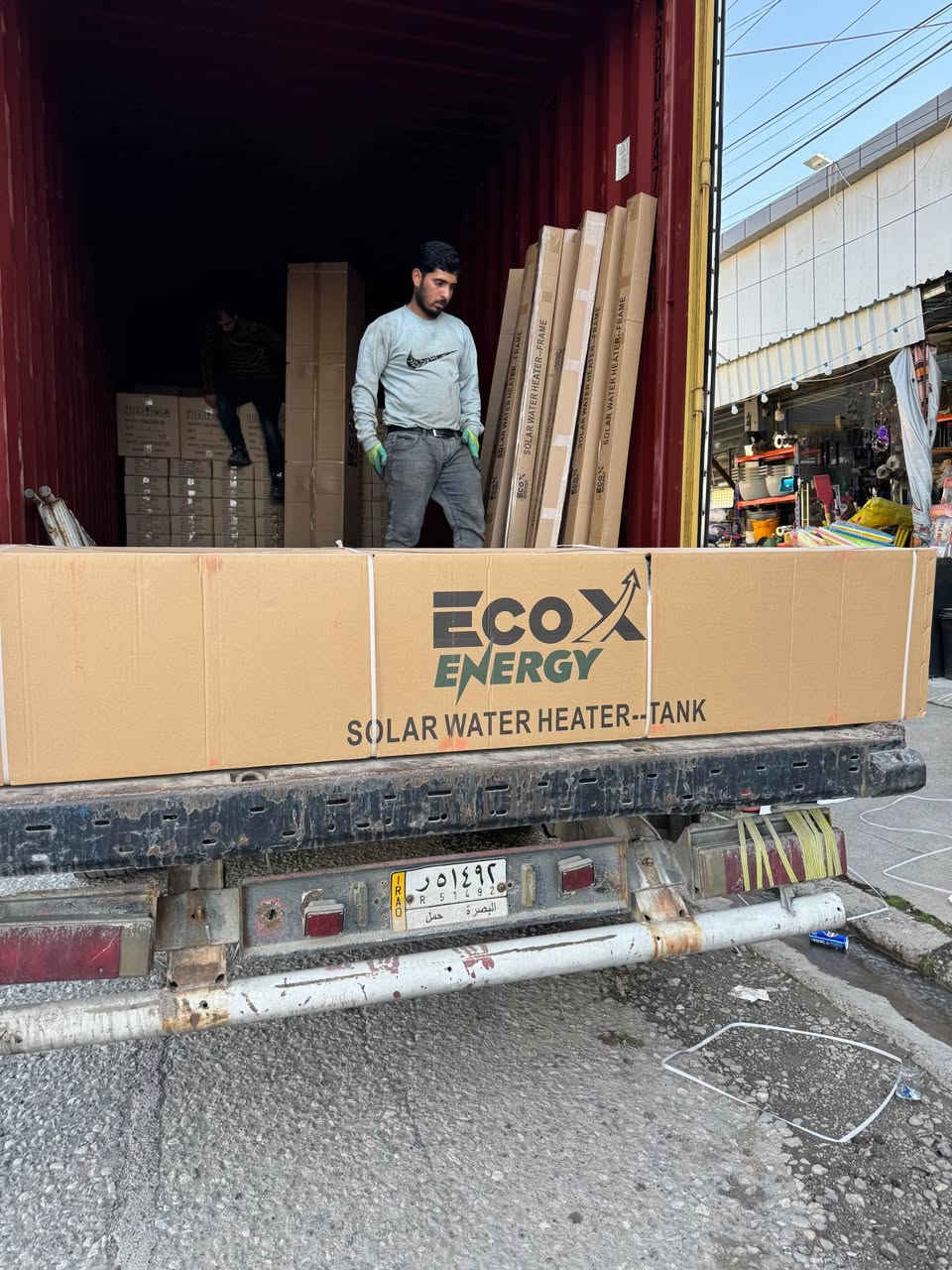 گیزەری وزەی خۆر ئاوی ماڵەکەت گەرم بکە بەبێ سوتانی هیچ سوتەمەنیە و بێ بەکار هێنانی کارەبا تەنها لە ەێگای تیشکی خۆر 
گیزەرەکانمان ناوازە و دەگمەنن لە کوالێتی و تایبەتمەندیان 
هەموو پارچەکەکانی ستێلس ستیلی دژە ژەنگ و پیسین تانکیەکەی دەورە دراوە بە فومی پر کە رێگری دەکات لە ساردبوونەوەی ئاوی گەرم کراو شوشەکانی کاربۆنی تایبەتە بۆ هەلمژینی گەرمی زیاتر  کۆنترۆلی تایبەتی لەگەڵە ، سانسۆری پلەی گەرمی و ئاستی ئاوی لەگەڵە ، هیتەری تایبەتی لەگەڵە بۆ کاتی پێویست کە تەنها ٦ امپێری پێویستە ، وەک ئەوەی دیارە دەبێت هەموو کات براندەکانی ئێمە جیاواز بێت لەبازار تولی مەگنیسیۆمی لەگەڵە بۆ ئەوەی ناو تانگی گیزەر کلس نەگرێ و دژە کلسە . 
٢٠٠ لیتر و ٣٠٠ لیتری بەردەستە سەرەرای گران بوونی نرخی بازا ر و گومرگی نرخی ئێمە نەگۆراوە و وەک خۆی ماوە 
تەنها ٥٥٠$ 
بۆزانیاری زیاتر و داوا کردن پەیوەندی بەم ژمارە بکە 
*********** أربيل, العراق
