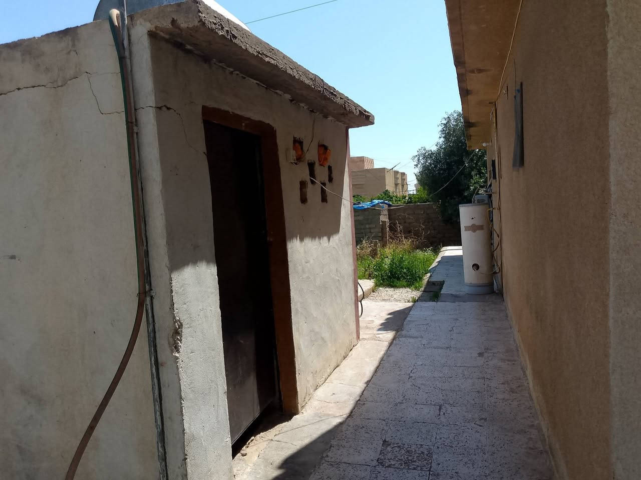 بــــــــــــسم الله الرحمن االرحيم 
والصلاة والسلام على رسول الله 
محمد وعلى آله وصحبة أجمعين 
#إعـــــــــــــــــــــــــــــــــــــــلان 
#بيـــــــــــت #للبيع أو #للأيجار 
التفاصيل: 
موقع 🌐البيت قرية السفينة فرع الجوير
قرب الشارع العام مسافة150متر
#الخدمات قريبه جداً جداً جداً 
المسجد مقابل باب 🚪البيت 
(مولدة+مدرسه ابتدائية ومتوسطه واعدادية) 

ربعــــــــــــة
3 غرف نوم 
هــــــــــــول كبير 
2 مطـــــــبخ داخلي وخارجي
4 صحيات 2داخلي 2خارجي
گراج سيارة 🚗
أشجار مثـمرة 
حديقة واسعة
سياج كامل مع باب حوش 
مساحة الأرض دونم إلاّ شيء قليل 
للأستفسار أكثر الإتصال على الرقم 
***********
صور البيت إدناه 👇
