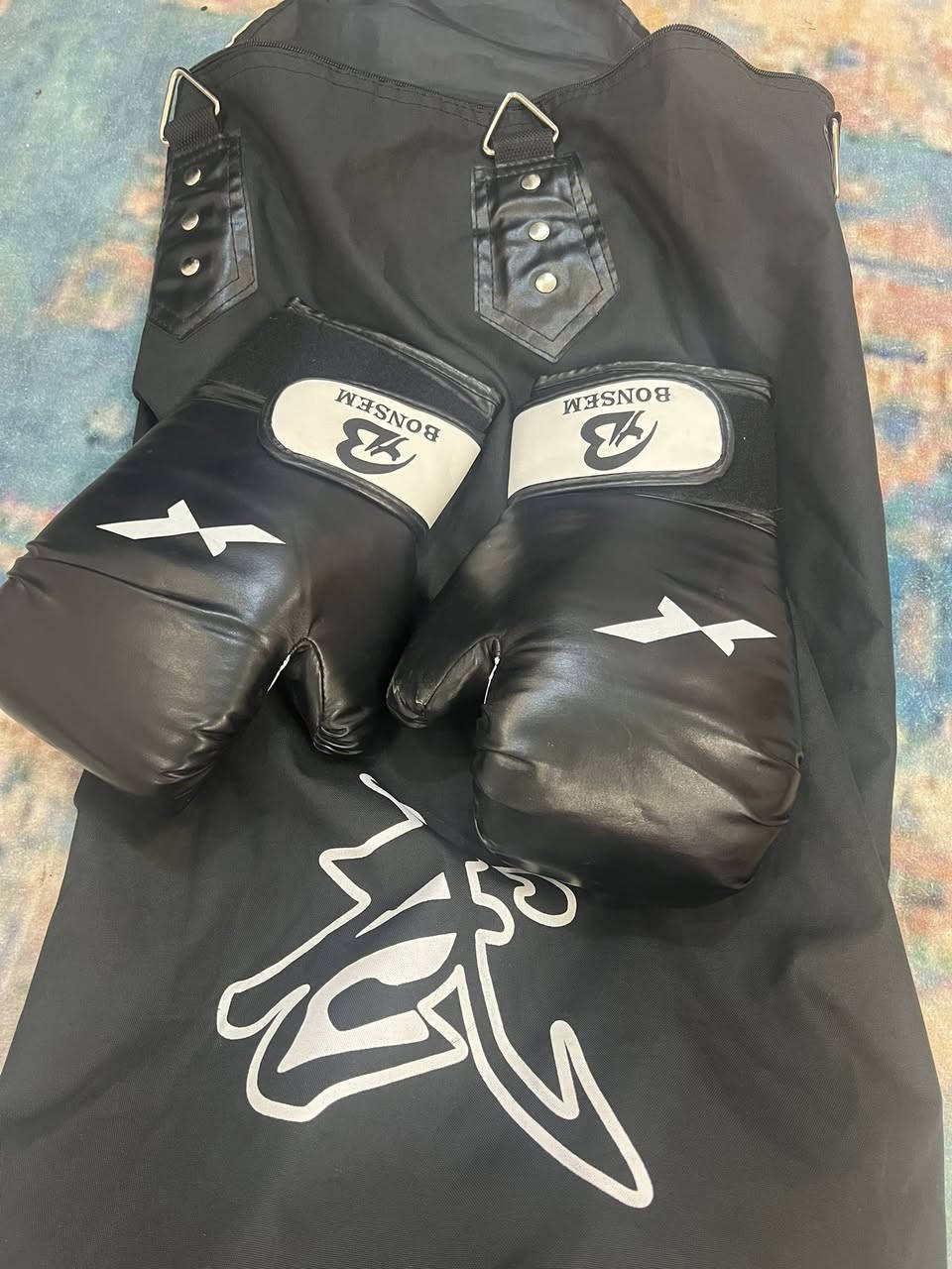 كيس ملاكمه مع كفوف ملاكمه حجم كبير ماركه ممتازه بضاعه اوربيه جديد ما مستخدم كامل سعر كامل مع الكفوف ٣٥ الف 
عنواني بصره 
***********
