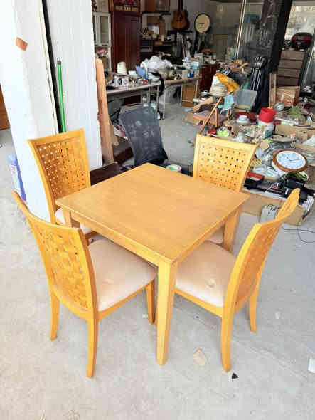 ميز طعام
خشب بلوط
باله صناعه ياباني
يحتوى على ٤ كراسي

توجد خدمه توصيل 
للحجز مراسله الصفحه او الاتصال
🌹مدينه ألعاب المدهش مجاور مطعم ابو صفاء تحت جسر العبور المعلق ***********🌺
