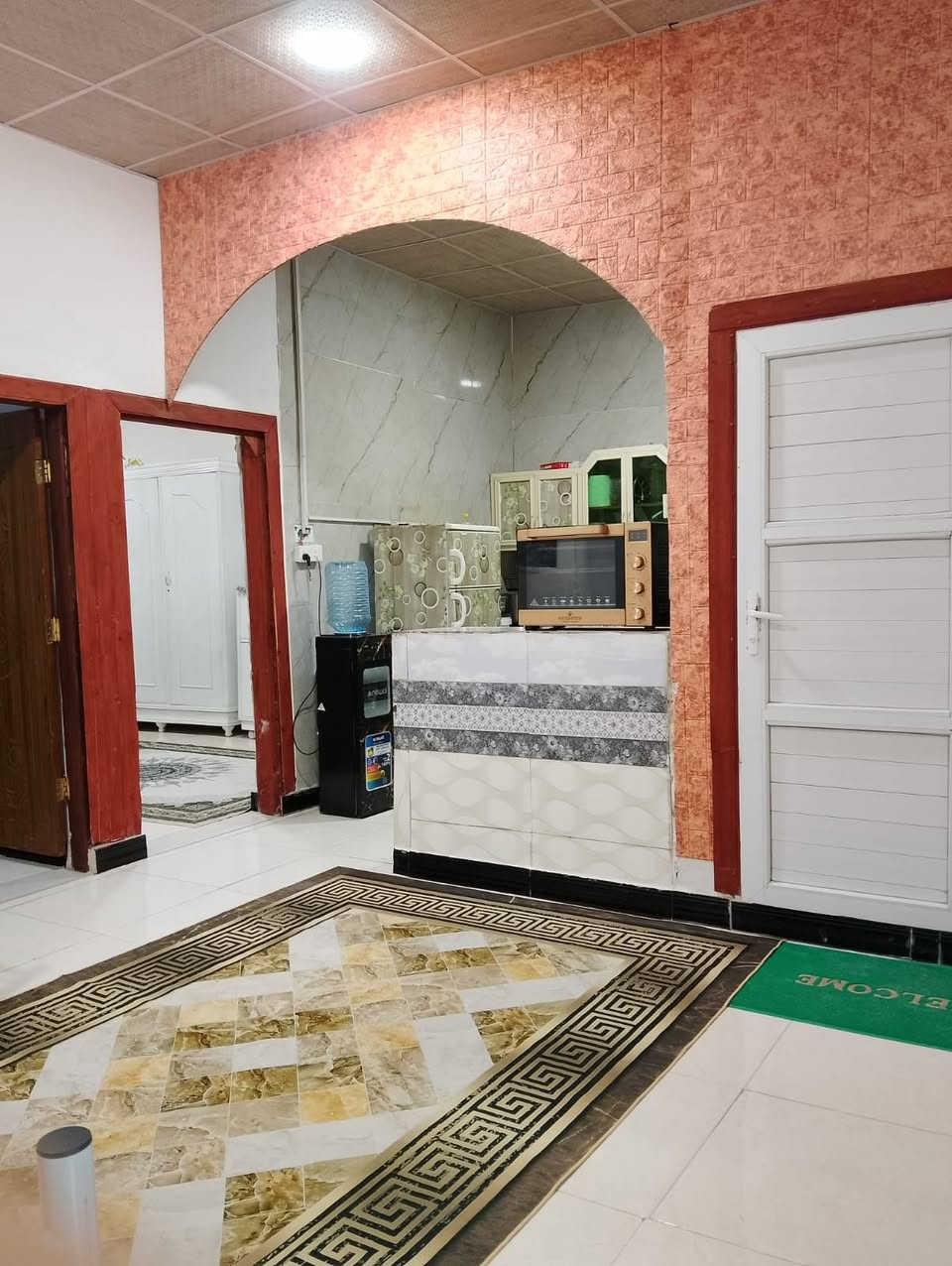 يت للبيع المساحة 150 يحتوي ع غرف عدد (2) +صاله +ديون +حمامات (2) المطبخ من ضمن الصاله حالين رباط ارضي مضبوط سقف ستدويج بناء بلوك السعر (50)قابل للتفاوض للتواصل (***********) منطقه خدمات كامله كهرباء تبليط ماء العنوان التنومه الصالحيه قرب سيد جابر
