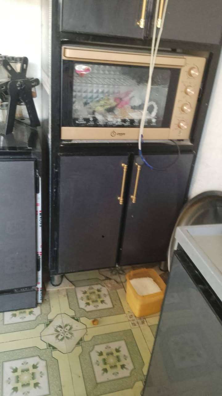كاونتر مع سنك مرمر كامل  جديد مستخدم قليل نضافه ٩٠ سعره 550 وبيه مجال قليل شراي يخابر ع رقم الولد انا مكلف بنشر هذا رقم الولد ابو كاونتر ***********
