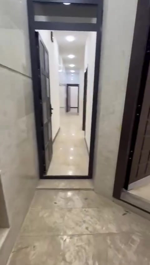 صليخ خلف نادي صليخ الرياضي دار للبيع المساحه ٧٥م واجهه ٥متر زيرو فول مواصفات شارع عريض بناء الواجهيه مرمر مع الارضيات بيت مخدوم باعلى المواصفات يحتوي ٤غرف نوم صاله مطبخ خدمات ٢ مدخلين مكان راقي ومميز للاستفسار الاتصال *********** مكتب النبأ للعقار واتساب
