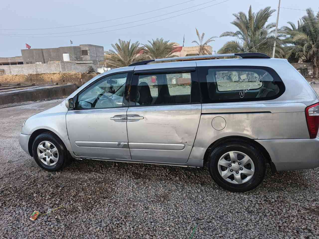 سلام عليكم سياره كيه كرنفال موديل 2009 رقم بغداد نكليزي بسمي مداور ثاني يوم سياره كير ومكينه وتخم تاير كله جديد بيه جراد حادثه جامغ الايسر
السعر شده وخمسه 
رقم موبايل ***********
