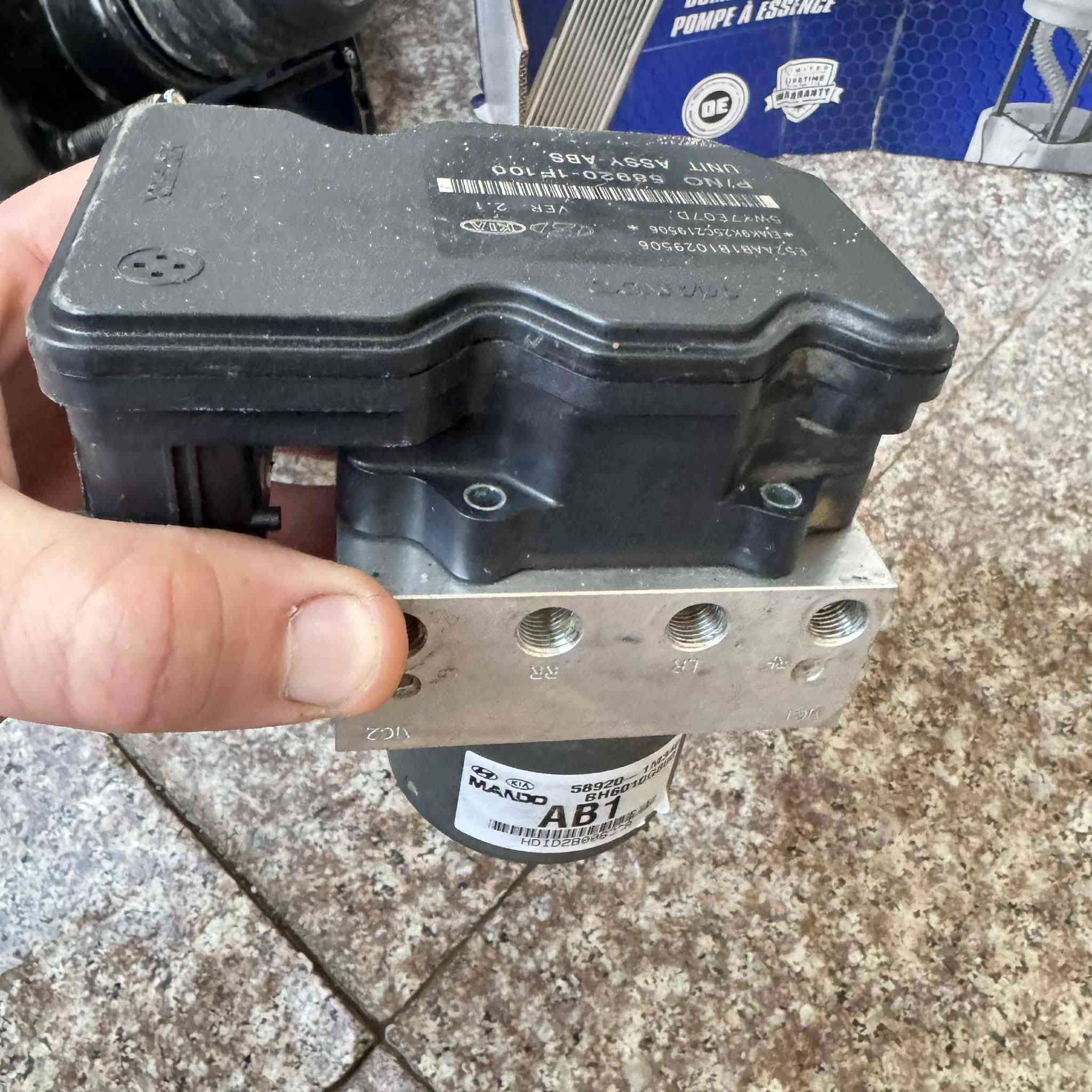 سلام عليكم اغراض مستعملة سيراتو 13خليجيي بيهن اعطال بسيطة وبسعر جدا مناسب للتواصل ***********
