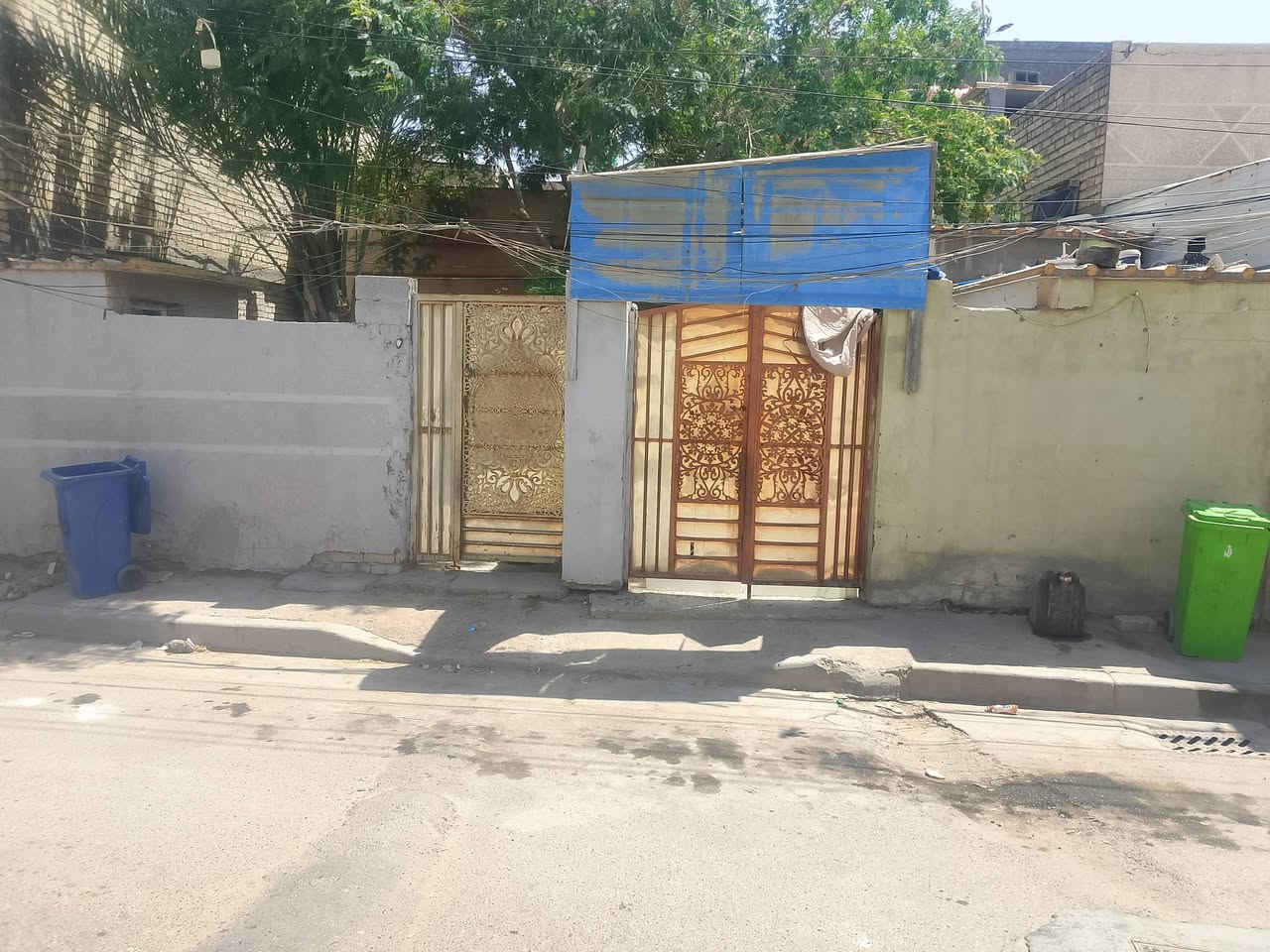 سلام عليكم 200 متر كل 100 وحد للبيع الموقع المعسكر من جهه سوق الميت والصحفيين الموقع كل ممتاز الخدمات تبليط مجاري ماء حاليآ موجرات  سعر 100 متر 80 وبيها مجال للشراي  ‏‪0774 706 9635‬‏
