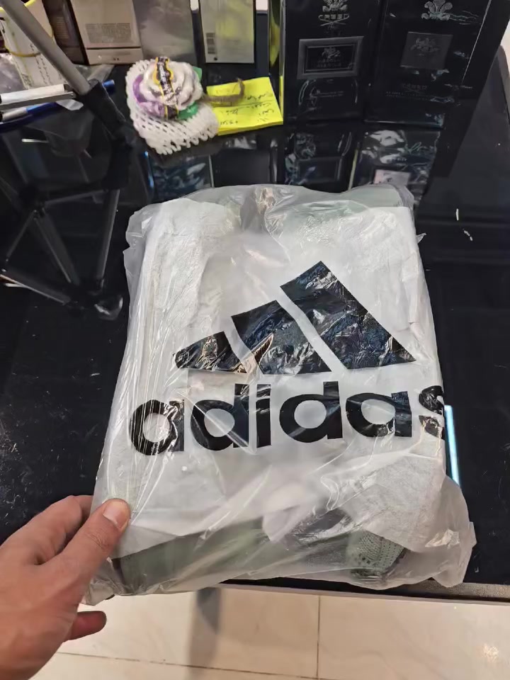 المميزات الرئيسية: والسعر 150 الف. 
نعل BOOST خفيف: يتميز بنعل أوسط بتقنية Light BOOST، وهي أخف مادة توسيد من أديداس مع استعادة فائقة للطاقة عند كل خطوة.
تصميم "Digital Camo": يتميز الجزء العلوي والمستوحى من التمويه الرقمي بمزيج من درجات اللون الأخضر والرمادي، مع شعار الخطوط الثلاثة الكلاسيكي على الجوانب.
مواد مستدامة: تم تصنيع الحذاء جزئياً من مواد معاد تدويرها بنسبة لا تقل عن 20%، مما يساهم في تقليل النفايات.
كود الموديل: يُعرف هذا الإصدار تحديداً برمز الموديل


**إذا كنت صاحب هذا الإعلان وتريد حذفه لأي سبب، رجاءا أرسل رسالة إلى الدعم الفني**