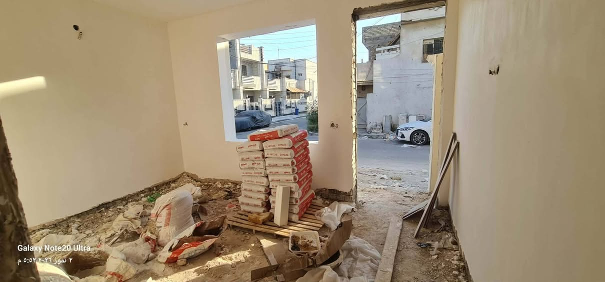 السلام عليكم 50 متر للبيع ثلاث طوابق تقع على شارع عام تحتوي ثلاث غرف(الطابق العليا) مطبخ وصالون(الطابق الأرضية)
يوجد50م ركن أيضا  المكان بغداد حي الجهاد للستفسار الاتصال فقط على *********** ابو العز
السلام عليكم 50 متر للبيع ثلاث طوابق تقع على شارع عام تحتوي ثلاث غرف(الطابق العليا) مطبخ وصالون(الطابق الأرضية)
