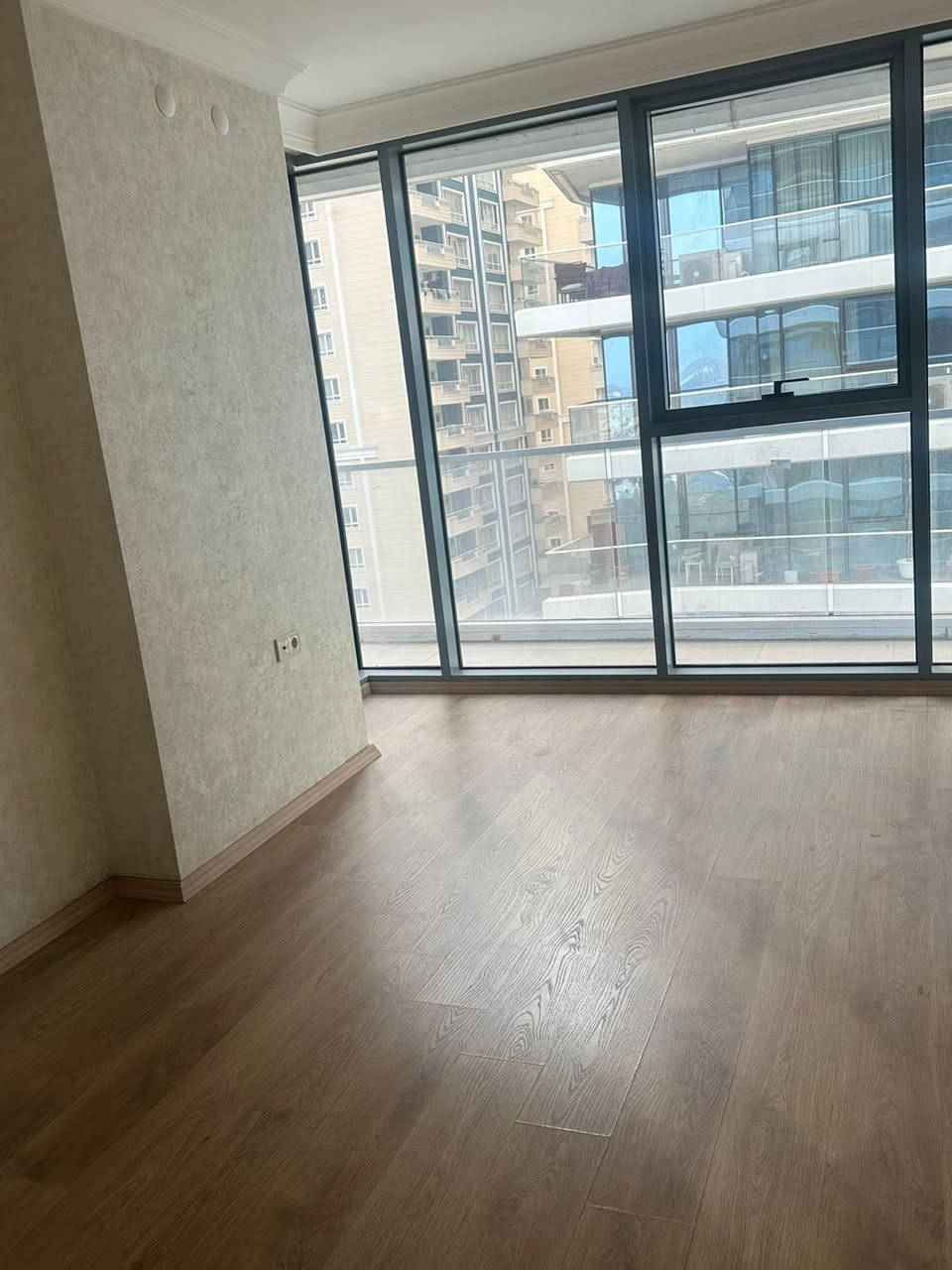 شقة في ويڤي اڤينيو 
السعر : 108،000$ ( قابل للتفاوض ) 
شقة : غرفتين نوم
الحمامات : 2 
المساحة : 112 متر  
ركن 
رقم الطابق : 8 
برج : A

للاستفسار والتواصل 
***********
