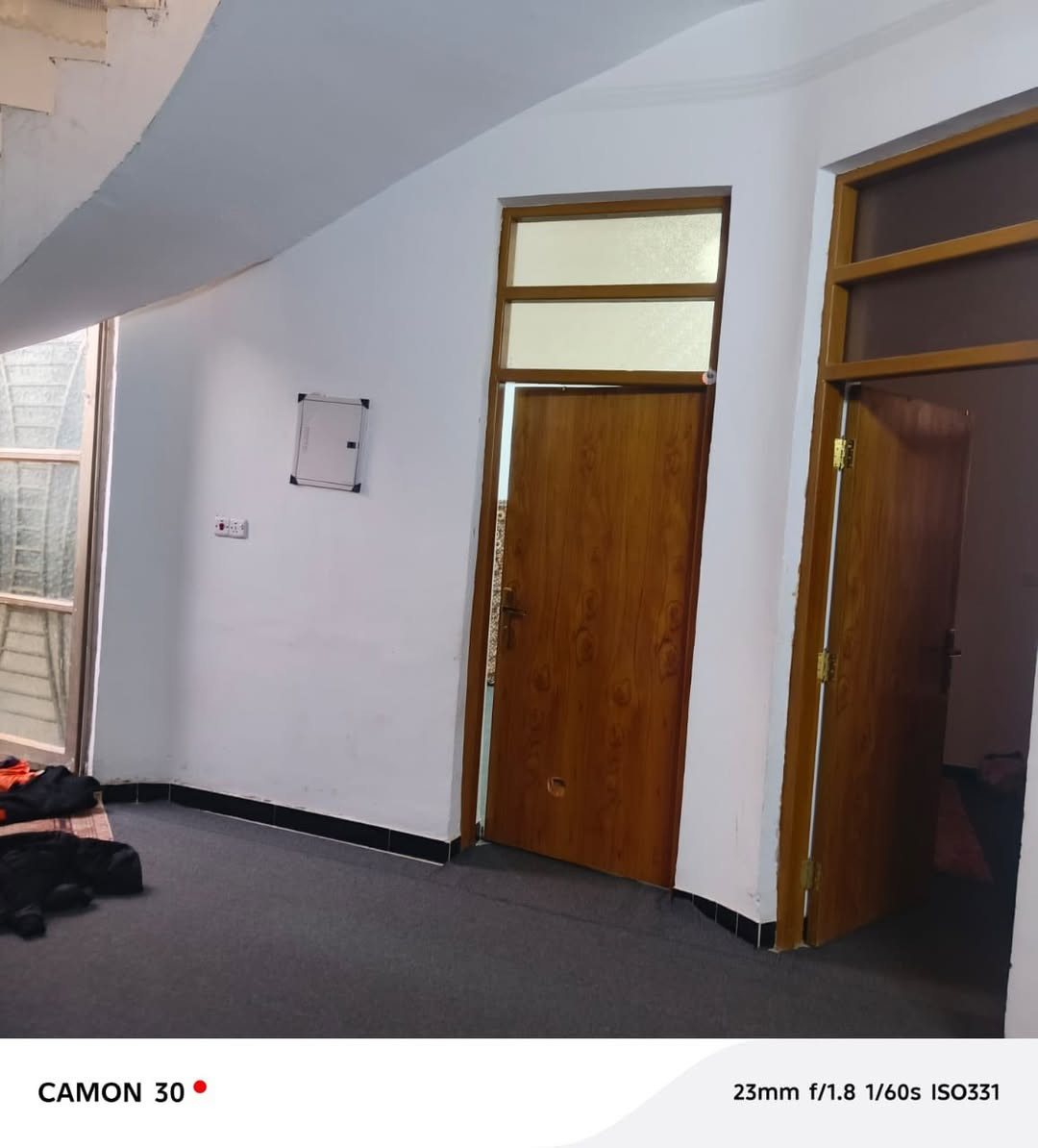 سلام عليكم دار للبيع 200م طابو ملك صرف الموقع المدائن حي رشيد مقابل مركز صحي سلمان المحمدي ع يبعد عن الامام دقيقه مشي ع القدام خدمات كامله يمك مستوصف يمك مدارس يمك  الحدايق يمك سلمان المحمدي عليه السلام يمك السوك يمك اي شيء من متطلبات الحيات بعد شتردون من هذا العرض بيش مايكون سعره هوه رخيص ومناسب(( الدار طابقين طابق الأول غرفتين وستقبال وصاله ومطبخ وصحيات جوه وصحيات بره الطابق الثاني ثلاث غرف وصاله وصحيات واحده من الغرف سويت بناء درجه أولى ))للمعلومه الطابق الثاني ناقصه فقط كاشي البيت مناقصه اي شي فقط كاشي بناء درجه أولى سعر 300مليون بي مجال للشراي فقط  ((***********))واتساب مفتوح وكل الهلا بيكم
