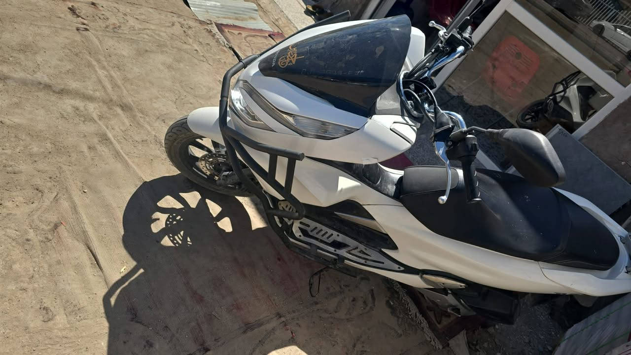 السلام عليكم pcx (جيل الثالث بصمه)
دراجه نضيفه كلش شوفت عينك تجي وتشوف كهربائيات شغاله حساس ازدحام شغال  دراجه نضيفه كلش ماشيه شيئ قليل  ب 14$ وبيها مجال حك الجيه  *********** 
مكاني( كربلاء)
