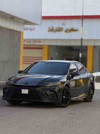 كامري 2025 SEهايبرد  اللون اسمنتي  دخول جديد   بدون صبغ  الضرر موضح با...