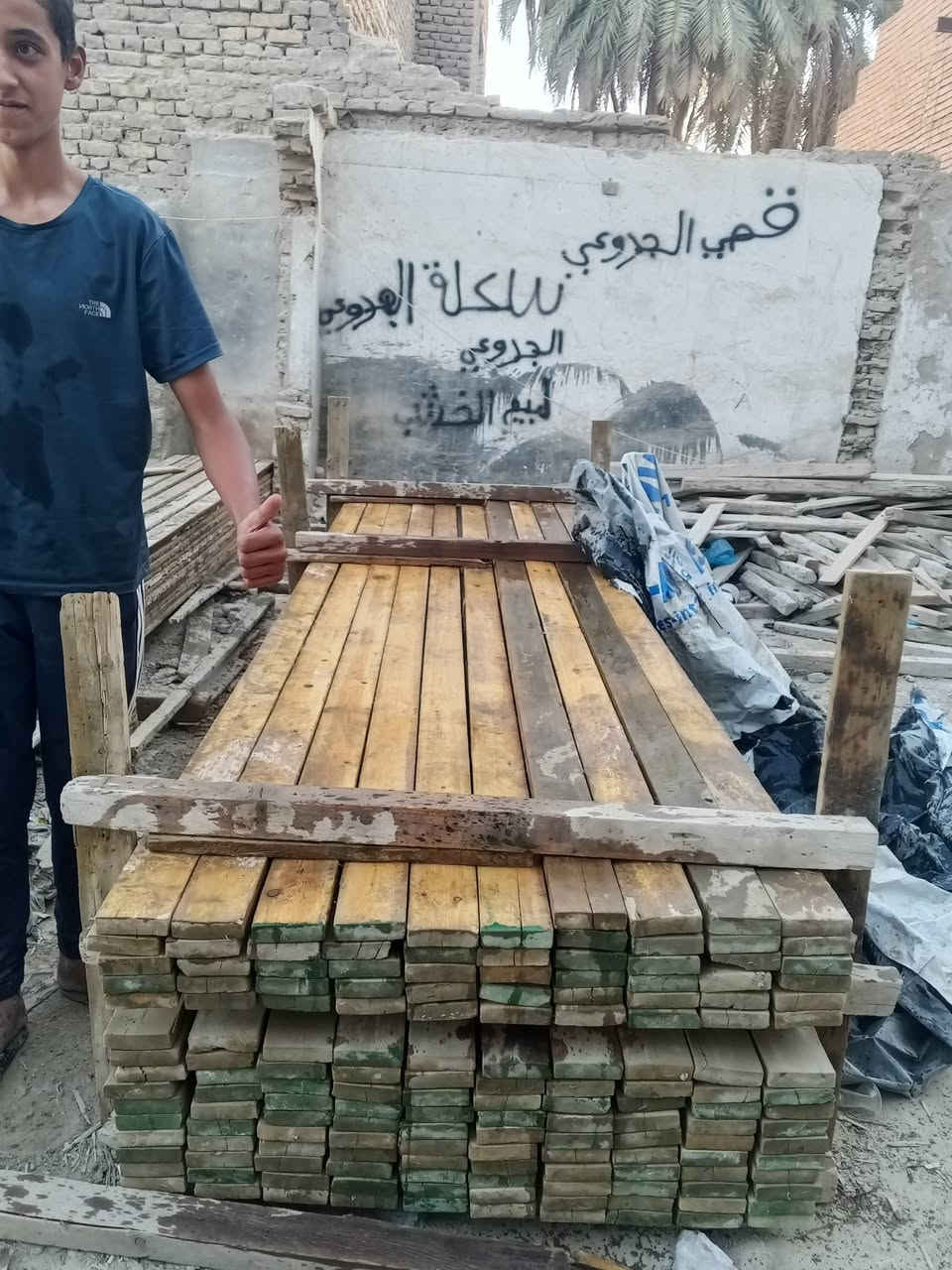 خشب مستعمل اخو جديد مشتغل شغلة وحده 
وجكات مستعمل 4 متر تركي اصلي نضاف كله شغالة 
*********** عنوان حله مركز مدينة

