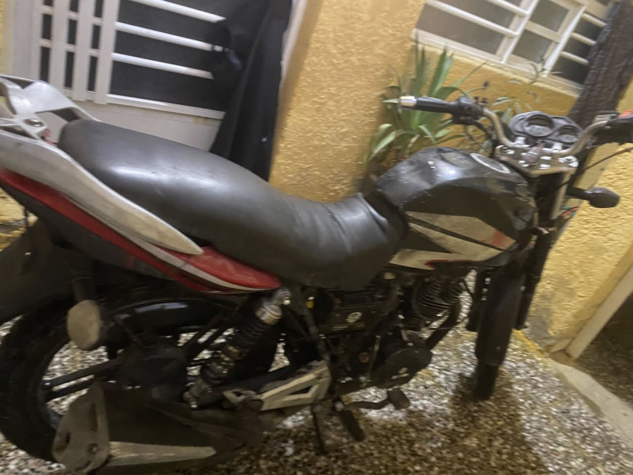 سلام عليكم سيام خمسه كير  بدون اوراق اكفلها دوله وعشائر سلف هندر شلعه معدل تخبل كهربائيات شغاله يرادلها كلوبات اشاير ثنين ونقصه صفاحيه جهت اليسره الصفحه اليمنه موجوده هيه والكفر مال تانكي وياها قمجي سكليتر جديد وبك لايت جديد بيع او مراوس سعر300 بيها مجال رقم واتساب*********** مكاني حسينيه الراشديه
