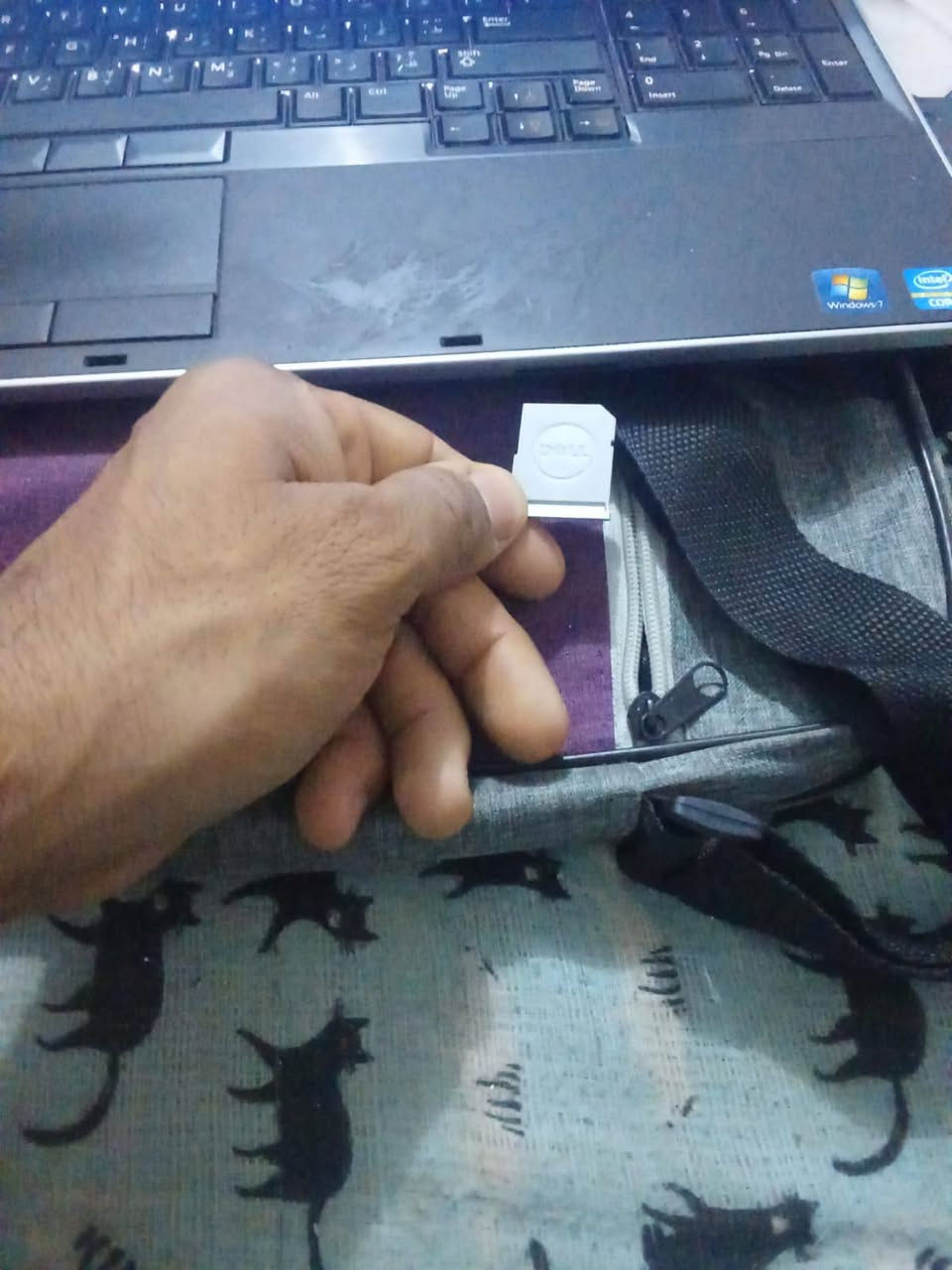 لالابتوب تكدر تلعب ألعاب قويه بي مواقع تواصل ومخصص حك الألعاب و دراسه هم وكل مواقع تواصل مثل انستا وتساب كلشي بي تحط أقراص تشوف بي مسلسلات الي يعجبك  وسعره كلش رخيص ب 115 رقم تواصل ***********
