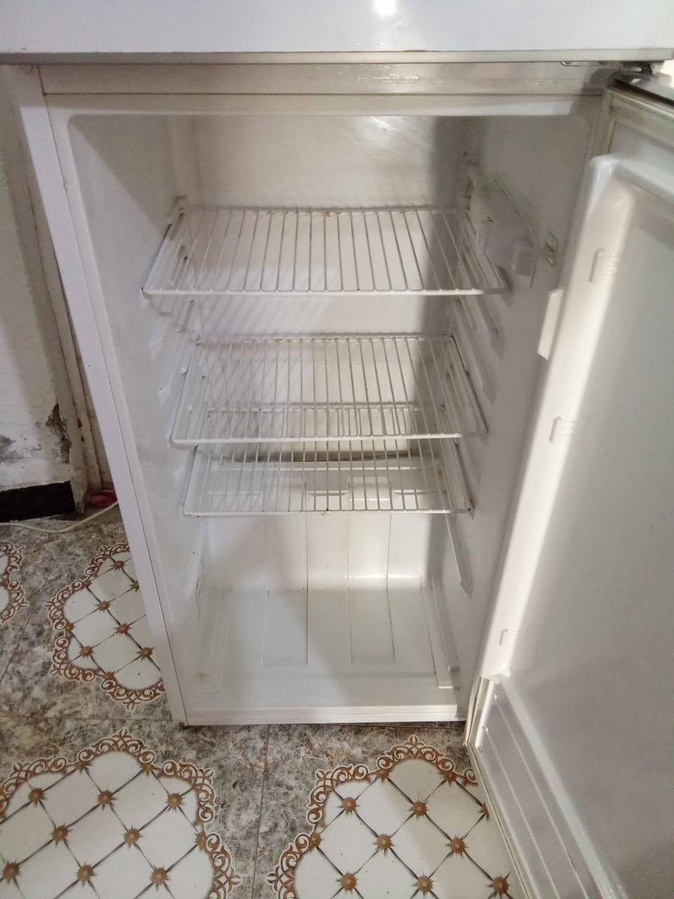 ثلاجة للبيع نظيفة جدا.
المكان: الكوت – شارع النفط
السعر: 225 
الاستفسار 
***********
