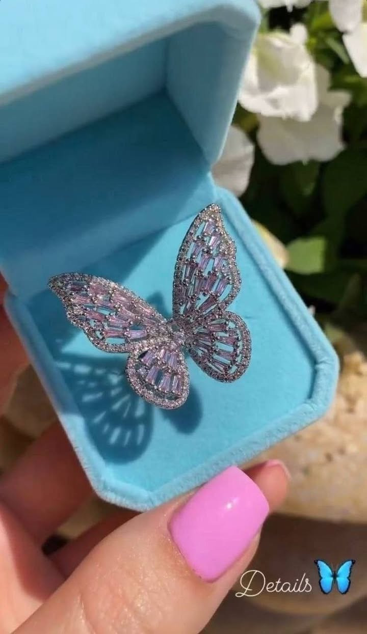 🦋 خاتم فراشة 🦋

خاتم الفراشة النازك ✅
موديل حديث 💕
✨مرصع بأحجار الزاركون
✨طلاء ثابت بجودة عالية
✨غير قابل للصدأ
✨يرهم على جميع القياسات 

السعر ٥ الاف 
🚘 يوجد خدمة توصيل لجميع محافظات العراق ٤ الاف 🚘


**إذا كنت صاحب هذا الإعلان وتريد حذفه لأي سبب، رجاءا أرسل رسالة إلى الدعم الفني**