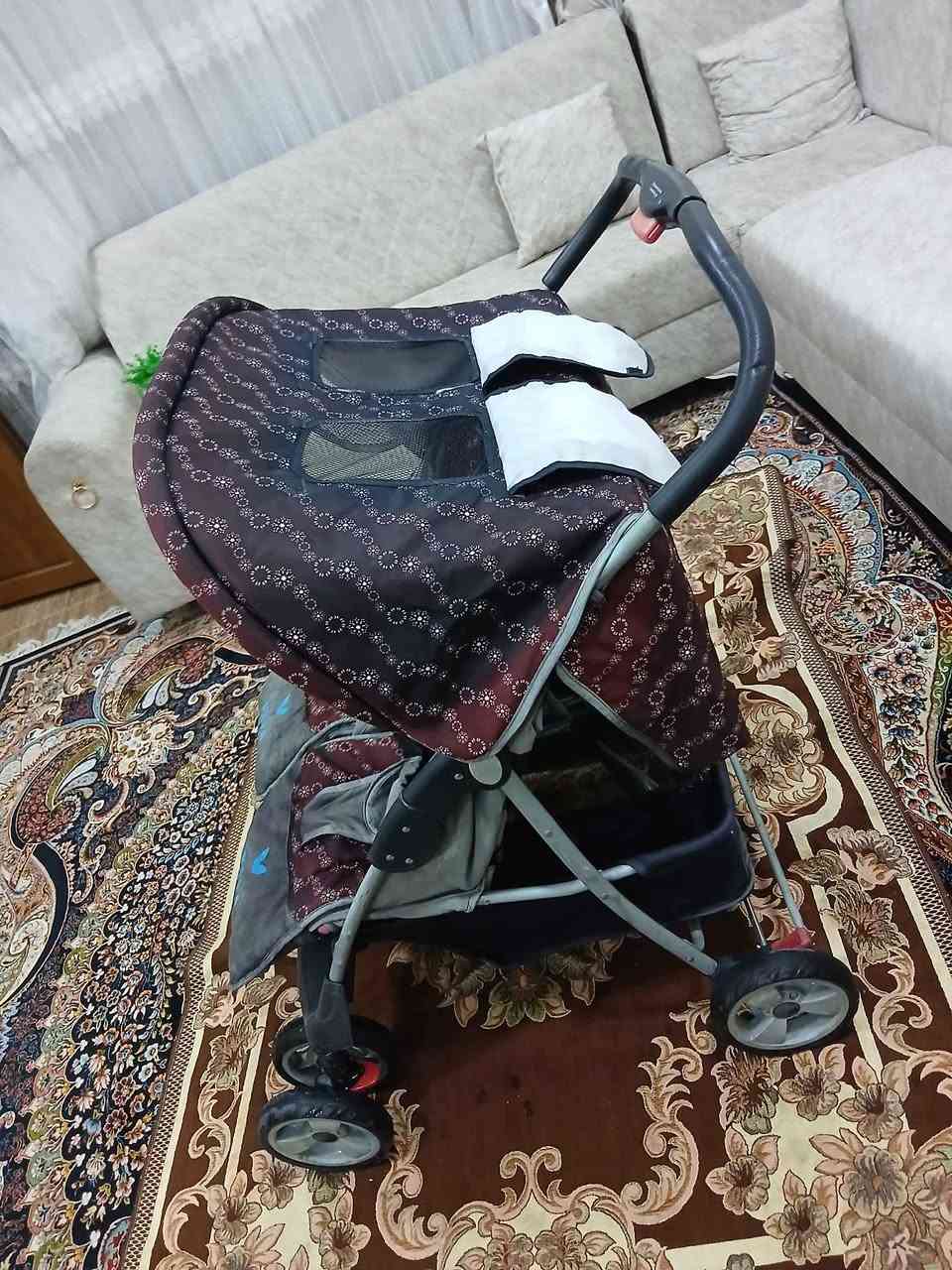 عارەبانەی دوو نەفەری مناڵان ، حەجم گەورەیە ، تایە گەورەیە شەریکەی vava یە زۆر تۆکمەیە ، قایشی بەستنەوەی هەیە ، کورسیەکانی تەخت تەخت ئەکرێن بۆخەوتن بۆیە لەتازە لەدایک بوەوەبۆی ئەبێ تا 5 ساڵی ، ژێرێکی گەورەی پێوەیە بۆشت هەڵگرتن 
تایە و ئیستۆپی مەزبوتە و بچوک ئەکرێتەوە بۆناوسەیارە 
سعریشی زۆر گونجاوەو قفڵی 55 هەزارە بێمعامەلە
سلێمانی ، گەیاندن هەیە*********** السليمانية, العراق

