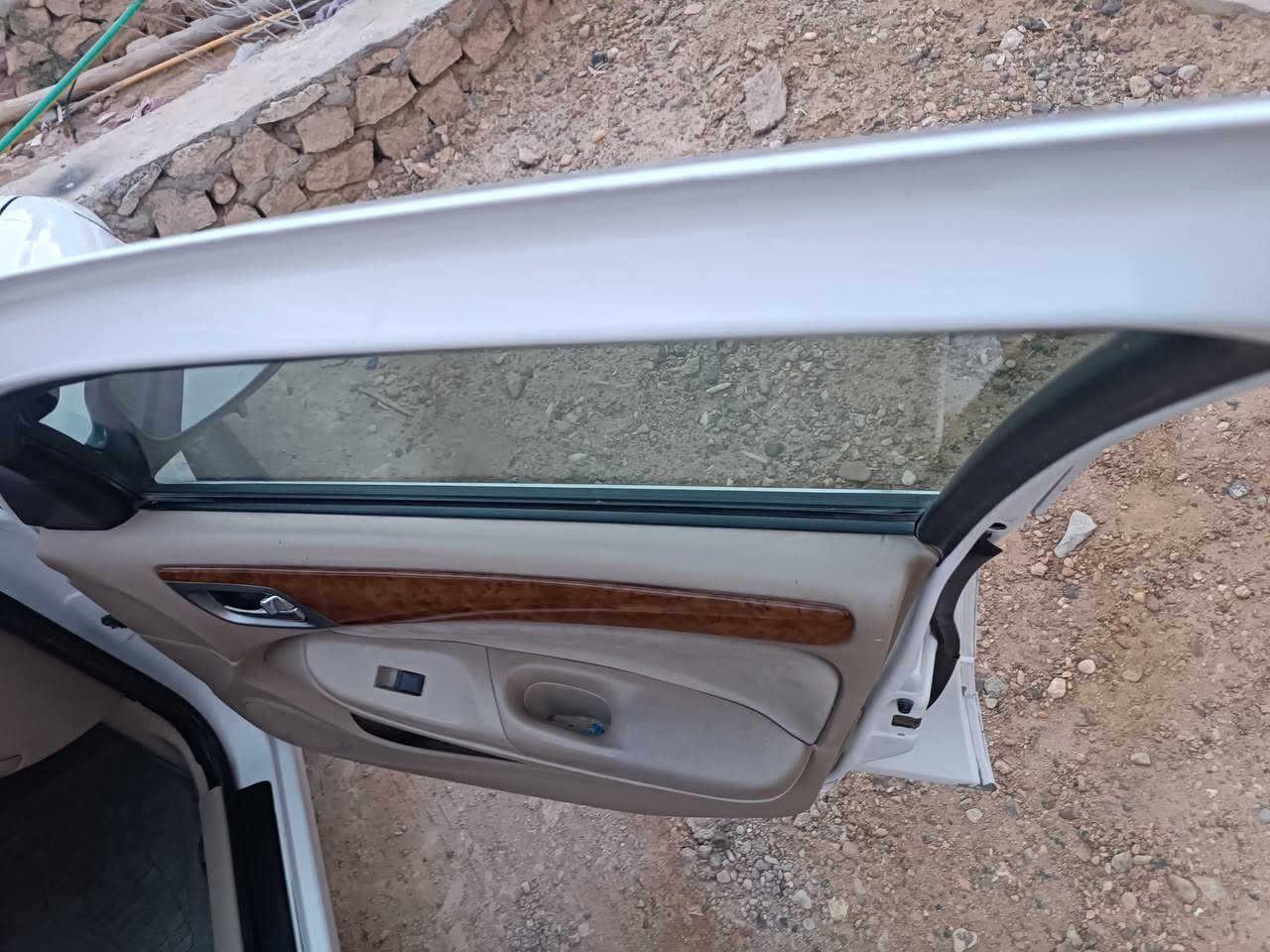 السلام عليكم 
سني ٢٠١٠ فول اوتماتيك سياره ادامه كامله صدر جديد امامي خلفي طبه السياره بيه جاملغ وبنيد السياره محرك ابيض مكان السياره الانبار حديثه السعر ٩٦ وبي مجال حك الجيه 
***********
