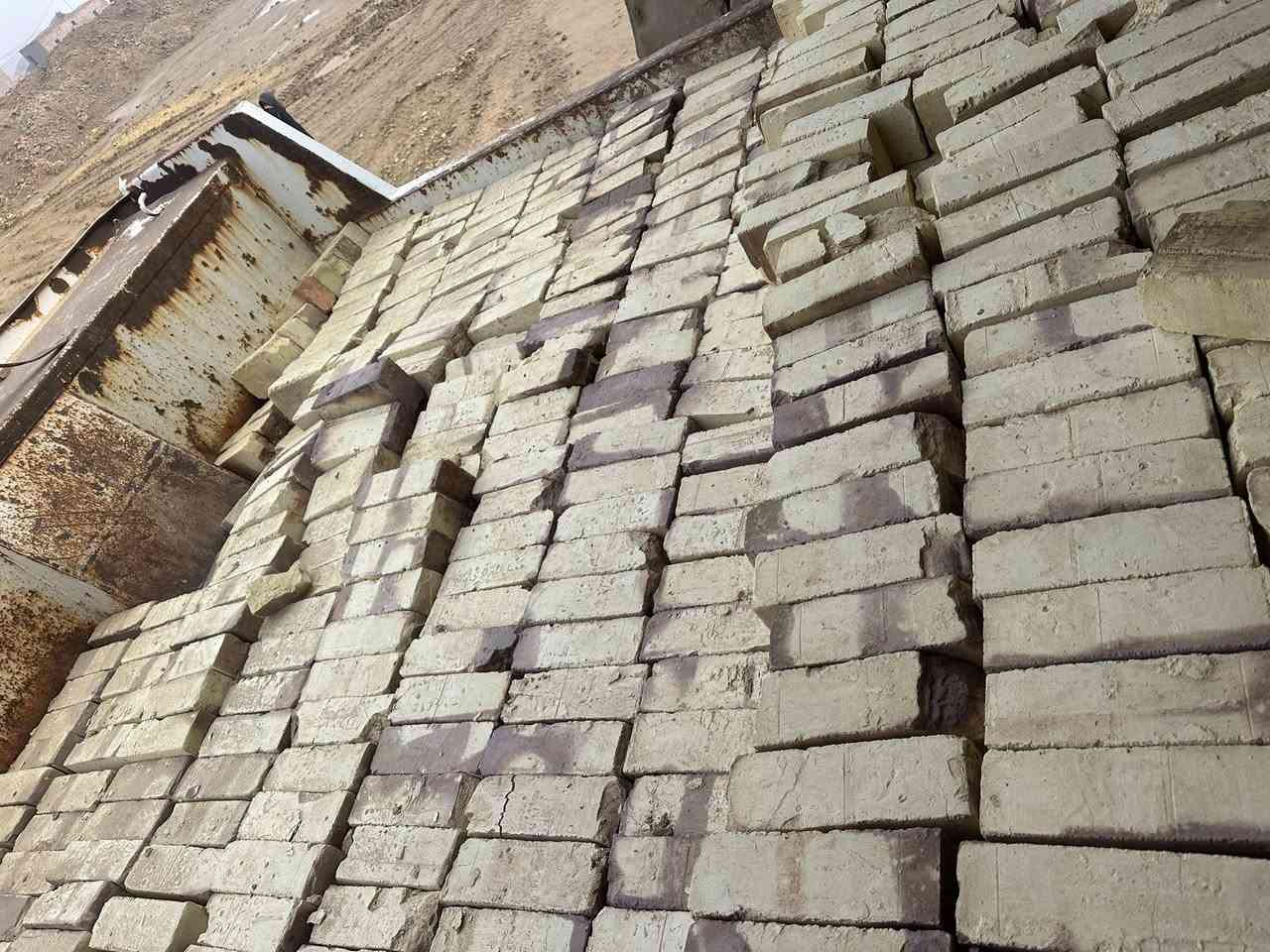 طابوق معمل الجرادي
يوجد طابوق العادي و جمهوري واصل الى الديوانيه  
التواصل ***********
