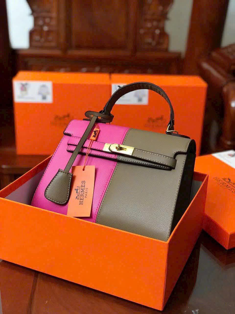 حقيبة فاخرة من طراز هيرمز بتصميم ماستر كوالتي،. تتميز بتفاصيل معدنية أنيقة وإغلاق تقليدي مع قفل وحزام أمامي قابل للتعديل.مع لمسات نهائية دقيقة تعكس أعلى معايير الجودة والفخامة. تصميم يجمع بين الأناقة الكلاسيكية والطابع العصري الفاخر.


**إذا كنت صاحب هذا الإعلان وتريد حذفه لأي سبب، رجاءا أرسل رسالة إلى الدعم الفني**