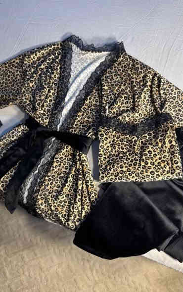 تراك قديفة تركي 
ثلاث قطع  ومتوفر عده الوان 
وكل هل جمال سعر 15الف فقط 
للاستفسار واتساب ***********
