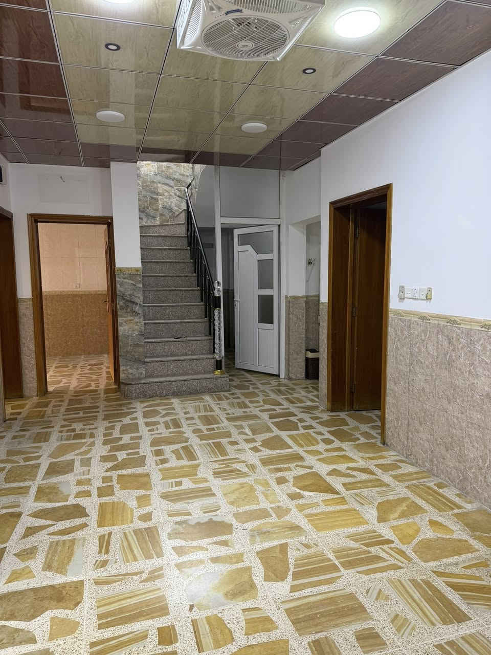 دار للأيجار حي المصارف خلف ارشد الزيباري 6 غرف مع هولين ومخزن وسرداب وكراج كبير وسبالت وكاونتر بيت بناء حديث وجديد كامل للتواصل ***********
***********
