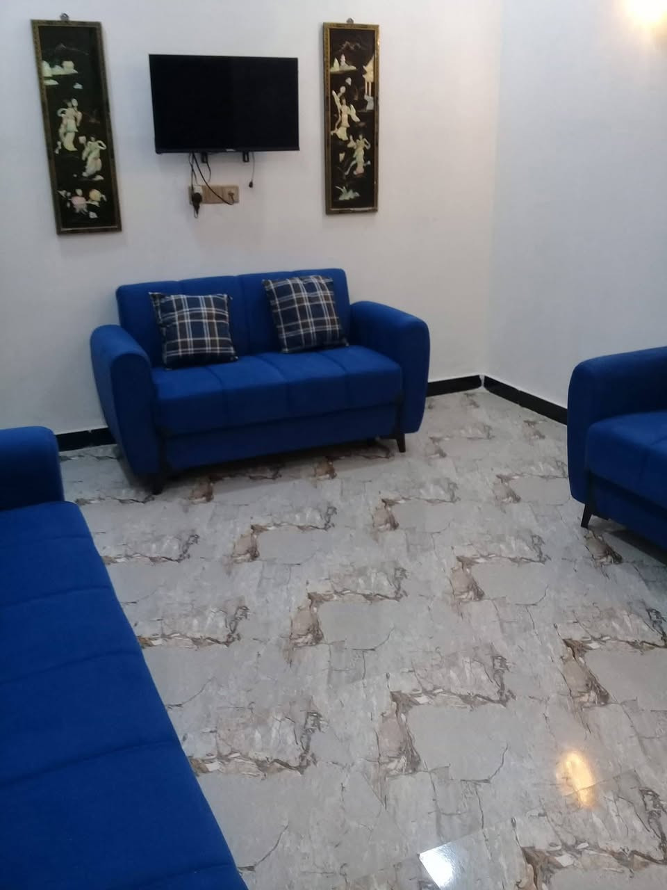 بيت للبيع المساحة ١٠٠ متر طابقين وثالث بيتونه يتكون البيت من ٣ غرف نوم وصلات عدد٢ وصحيات خارجيه وداخليه 
العنوان كاع بيت بنيه فرع ١٦ رقم ٣ يباع مع الأثاث للستفسار 
***********
