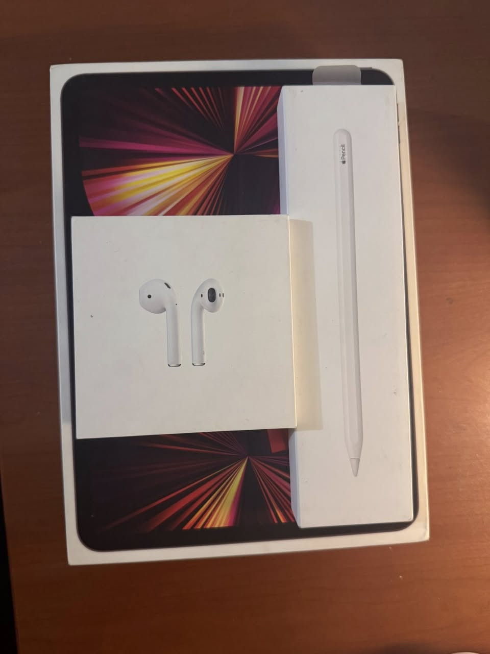 للبيع: باكج أبل متكامل (iPad Pro M1 + الملحقات الأصلية) بحالة ممتازة جداً
السلام عليكم .. عندي جهاز ايباد برو مع كامل ملحقاته الأصلية وأغراضه كاملة للبيع (باكج كامل يفيد طلاب، مصممين، أو للي يحبون الإنتاجية والألعاب). الجهاز نظيف جداً واستخدامي كان للدراسة فقط .
المواصفات والملحقات المشمولة بالعرض:
1 جهاز الآيباد (iPad Pro 2021):
 المعالج: M1 .
 حجم الشاشة: 11 إنش.
 الذاكرة: 128 جيجابايت.
2 قلم أبل الأصلي (Apple Pencil):
 الجيل الثاني (يدعم الشحن اللاسلكي المغناطيسي من جانب الآيباد).
3 سماعات أبل اللاسلكية (AirPods):
 الجيل الثاني الأصلي مع علبتها.
4 لوحة مفاتيح لاسلكية (Wireless Keyboard Case):
 كيبورد وحافظة مخصصة للايباد توفر حركة 360 درجة، وتعمل بالبلوتوث (اتصال سريع ومريح للكتابة والدراسة)، وتنشحن عن طريق منفذ Type-C المتطور.
5 ملحقات إضافية:
 كفر شفاف إضافي لحماية الجهاز مع مكان مخصص لحفظ القلم.
 الكارتونات والعلب الأصلية لجميع الأجهزة (الآيباد، القلم، السماعة) متوفرة ومثل ما موضح بالصور.
⚙️ حالة الأجهزة: نظيفة جداً، الشاشة نضيفة، وكل شيء يعمل بكفاءة 100% وبدون أي مشاكل تقنية ، و البطارية نسبتها 91 .
السعر 700 الف دينار شامل لكل الغراض


**إذا كنت صاحب هذا الإعلان وتريد حذفه لأي سبب، رجاءا أرسل رسالة إلى الدعم الفني**