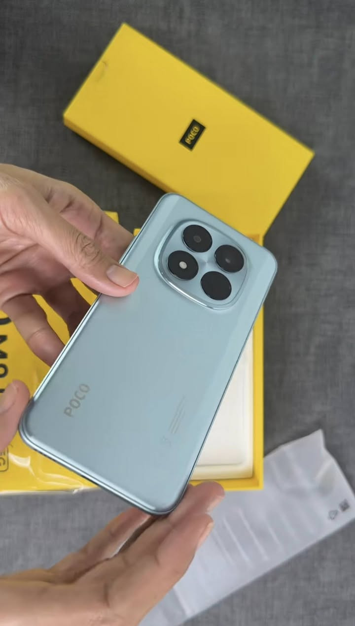 السعر (450الف)
هاتف POCO M8 Pro 5G هو جهاز قوي ، يتميز بشاشة AMOLED كبيرة بحجم 6.83 بوصة ومعدل تحديثث
 وسطوع يصل إلى 
. يعمل بمعالج Snapdragon 7s Gen 4، وبطارية ضخمة بسعة 
 مع شحن سريع 
، وكاميرا خلفية 
 مع تثبيت بصري (OIS). 
Facebook
Facebook
 +3
أبرز ميزات Poco M8 Pro:
الشاشة: AMOLED بحجم 6.83 إنش، دقة 1.5K، ودعم HDR10+ وDolby Vision.
الأداء: معالج Qualcomm Snapdragon 7s Gen 4 (4 نانومتر).
البطارية والشحن: بطارية 6500mAh، شحن سريع 100 واط (شحن كامل خلال 40 دقيقة)، ودعم شحن عكسي 22.5 واط.
الكاميرا: خلفية ثنائية: رئيسية 50 ميجابكسل (f/1.6) مع OIS، وزاوية واسعة 8 ميجابكسل. أمامية 32 ميجابكسل.
الذاكرة والتخزين: يتوفر بخيارات 8/12GB RAM، ومساحة تخزين 256/512GB.
التصميم والحماية: مقاومة الغبار والماء بمعيار IP68/IP69K، وحماية زجاج Corning Gorilla Glass.
النظام والصوت: أندرويد 15 مع واجهة HyperOS 2، سماعات ستيريو مع Dolby Atmos.
ميزات إضافية: دعم شبكات 5G، Wi-Fi 6e، بلوتوث 5.4، ومنفذ IR Blaster.


**إذا كنت صاحب هذا الإعلان وتريد حذفه لأي سبب، رجاءا أرسل رسالة إلى الدعم الفني**