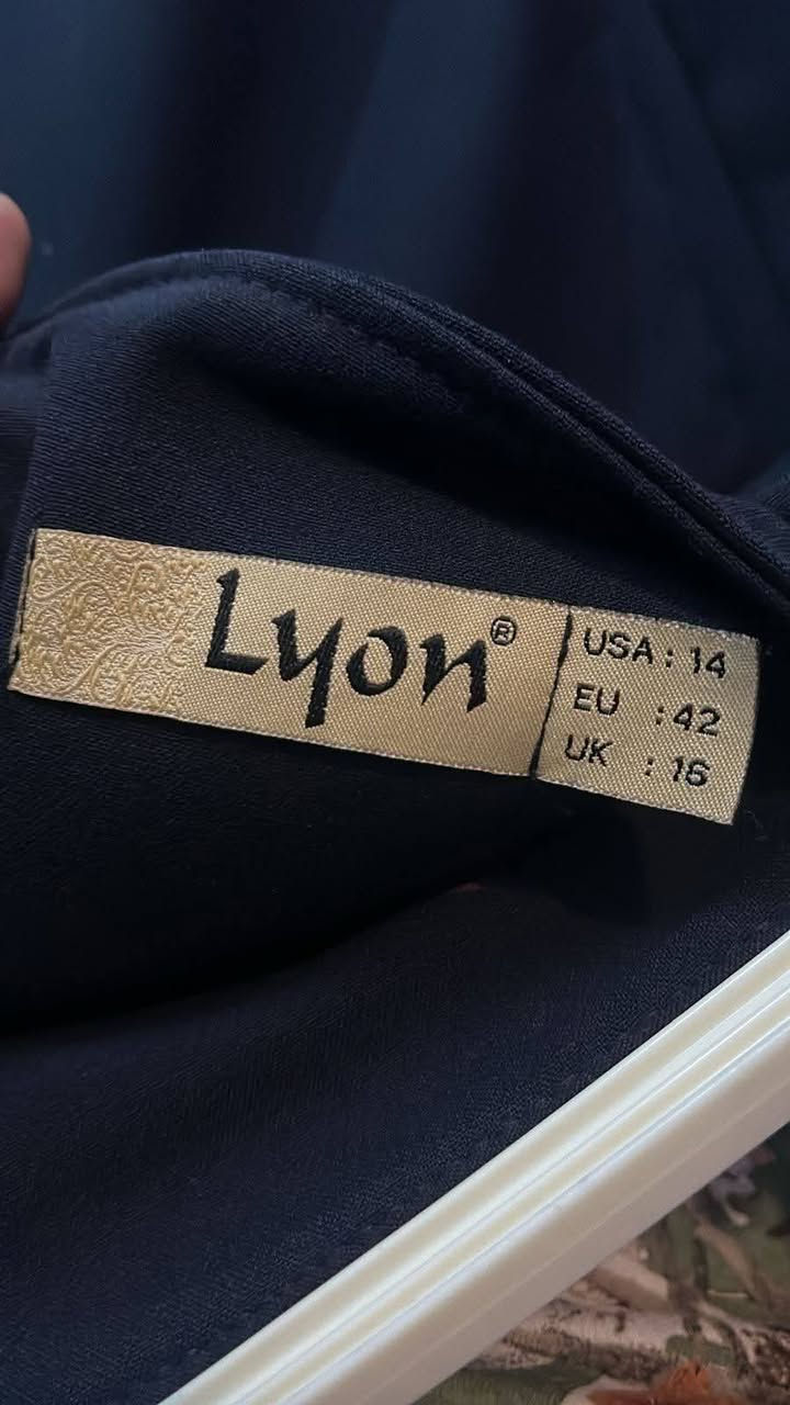 تنورات اسود + نيلي كوالتي عالي  مبطنة بلكامل قياس ٤٢ استخدام قليل جدا .
جدد بدون إي عيب. ماركة lyon  وكوزيلا من لازوردي الثقافة سعر الشراء ٦٠ الف سعر البيع الواحدة ب٢٠ قفلها


**إذا كنت صاحب هذا الإعلان وتريد حذفه لأي سبب، رجاءا أرسل رسالة إلى الدعم الفني**