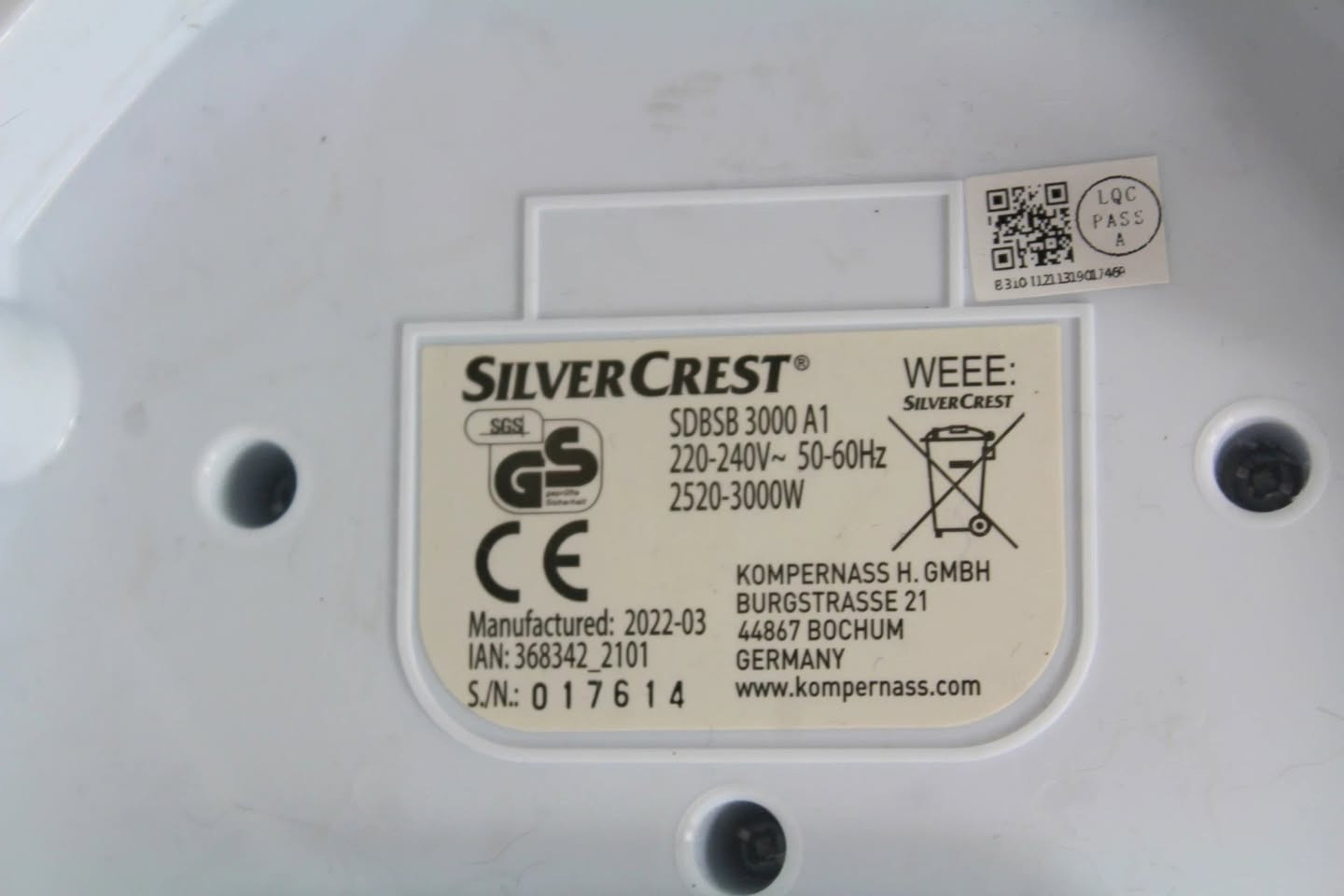 هذه مكواة بخار من ماركة سلفر كرست (Silvercrest) تتميز بقاعدة نانو سيراميك وقدرة تصل إلى 3000 واط.أداء البخار: توفر ضغط بخار عالٍ يصل إلى 5 بار لإزالة التجاعيد الصعبة بسرعة، بالإضافة إلى خاصية البخار العمودي.خزان المياه: تحتوي على خزان مياه كبير قابل للإزالة، بسعة تتراوح بين 1.2 و 2 لتر حسب الموديل، مما يسمح بفترات كي أطول.مميزات إضافية: تشمل قاعدة مقاومة للخدش لسهولة الانزلاق، نظامًا مضادًا للتقطير والترسبات الكلسية، وقفلًا للنقل الآمن.منشأ باله وليس تقليد 🫰💪🌹💥 
للحجز والاستفسار مراسلة الصفحه
او واتساب *********** #بهاء_امزون_الحساب_الثاني ع التيك توك #ماركة_براندات_فقط
