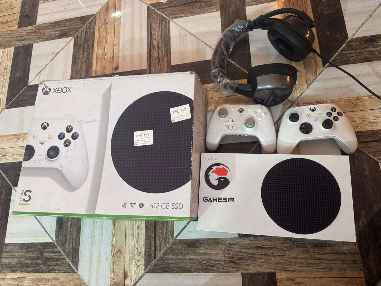 � للبيع Xbox Series (أصلي 100%) 🔥
الجهاز نظيف نضافة الوكالة استعمال شخصي وخفيف
يشتغل على الفحص بدون أي ملاحظة
لا مفتوح، لا متصلّح، لا أعطال نهائياً

✅ يد2 أصلية
✅ كل الأسلاك أصلية
✅ أداء عالي وسريع بالألعاب
✅ مناسب أونلاين وأوفلاين
✅ سماعة Gaming كيمك
✅حساب بي شتراك 3 العب كلهن مملوكه 
السعر: (360) 
المكان: (بغداد)
التواصل خاص او ***********
توصيل موجود
