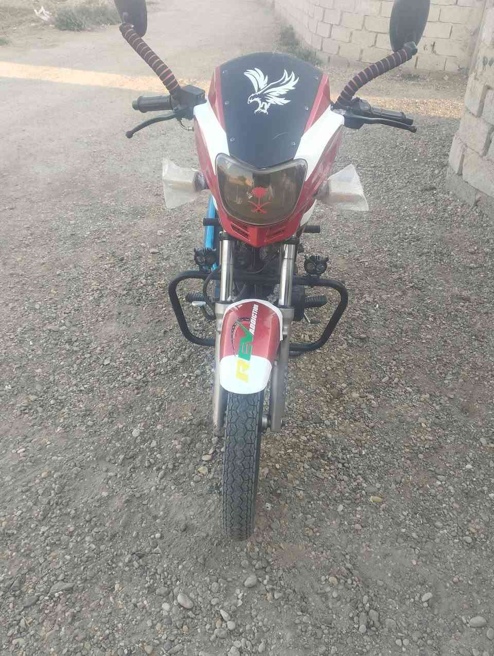 السلام عليكم دراجه سايم 2017 للبيع الدراجه نضافه فولل اوراق موجوده كهربائيات كله شغاله تنكر سلف وتطلع ه‍ه‍*********** سعره 850 وبي مجال لل شراي لا تتدخل وتكلي شبي مابي دراجه نضافه كشر ومحرك ترايك لل بصره مكانه جزيرت الخالديه ومراوس حسب القناعه

