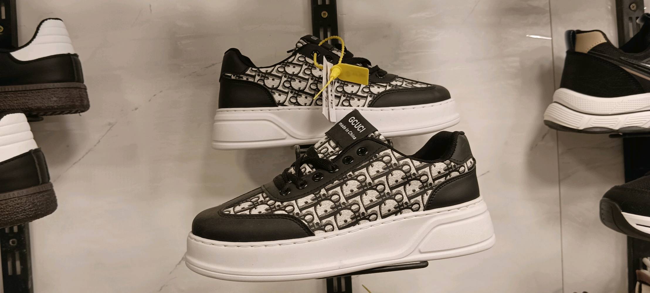 الجبيله شارع السايلو قرب مستشفى الشفاء 
احذيه جديده