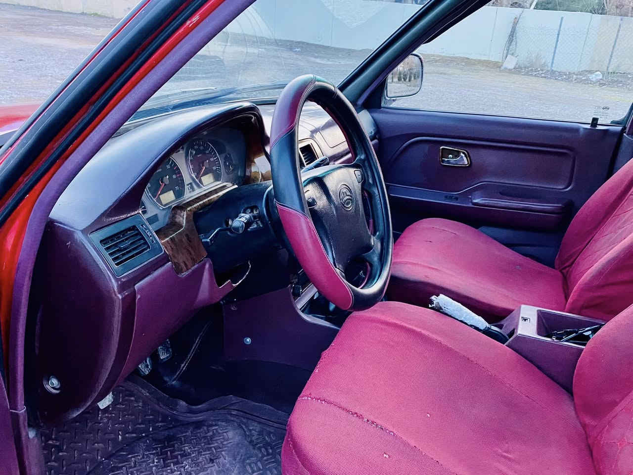 پیــــــكاب دێر مۆدێل ٢٠١١ بەخاخ
نــــــاو ســـوور چـوار جام كارەبا
گێڕوو مەكینەو ئەكسلو شانســـــی
بــــــە شەرت مامل وایــــەر مەنیوو
گەرمـــی ئیش دەكا  تەحولو غەرامەی 
بە شەرتە سەیارەكە زۆۆر جایزە
شــــــانی داداوە بە لای سایەقا
نــــــــــــرخی ٥٥ گەڵــــــا
ژم     ***********
***********
