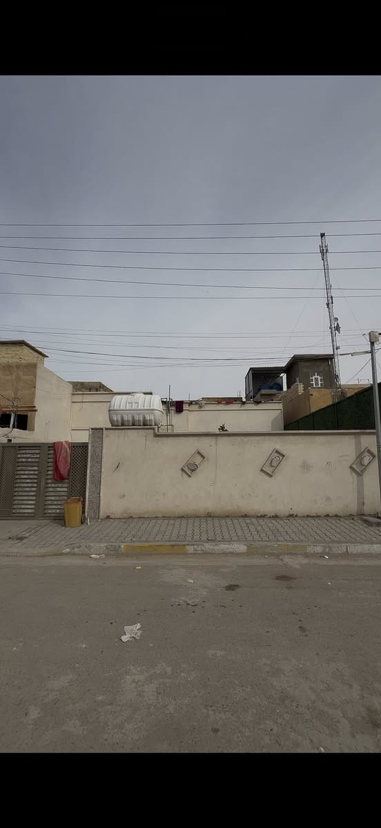 بسمّ الله الرحمن الرحيم / يتوفر بيت م 200 متر طابق واحد بيت موقع كلش منتاز قريب عن تجاري بغداد الحسينيه الجريخي ال4000 طابو ملك صرف 
سعر 115 وبيه مجال قابل للتفاوض 
مكتب الهيبه للعقار يتوفر جيمع عقارات الحسينيه ***********
حسين الكعبي للعقار
