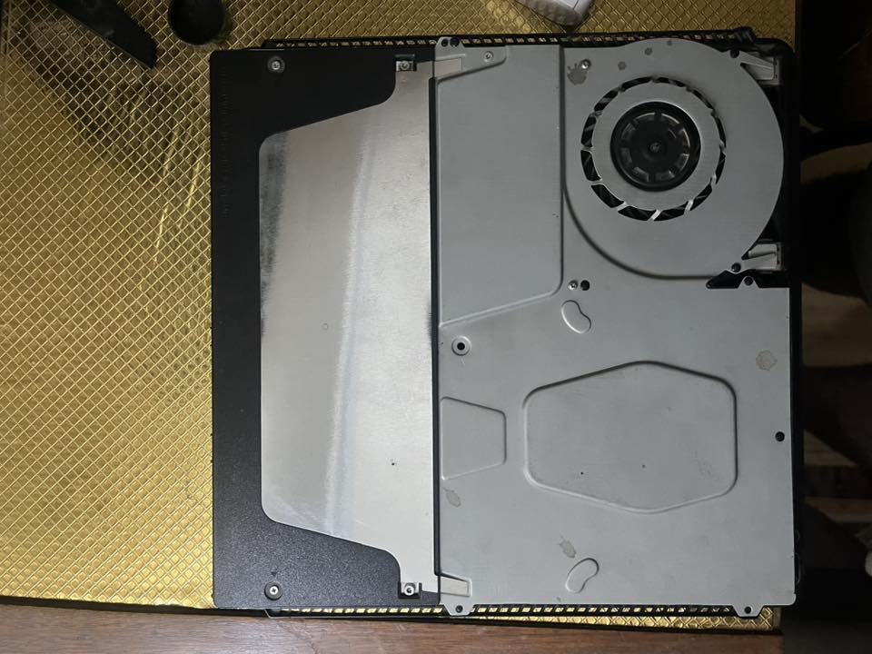 السلام عليكم ps4 سلم جهاز جداً نضيف اونلاين ويا الجوستك مالته السعر ٢٣٠ الف الجهاز ممفتوح يعني بوضع الوكاله  للتواصل ***********
