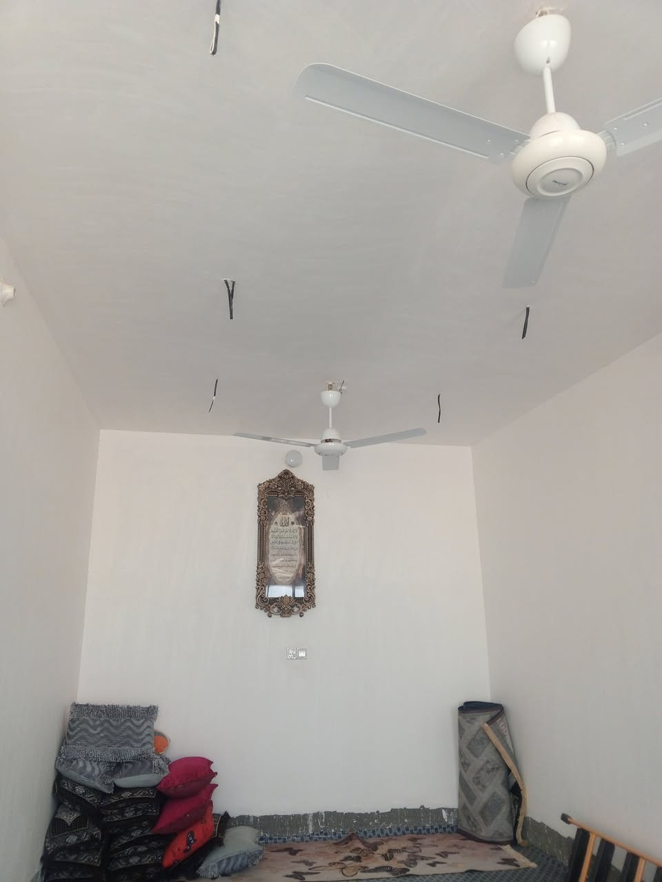 بيت للبيع  المساحه 200متر قرب رعد ابو سيراميك خدمات ماء وكهرباء سعر خاص رقم التلفون ***********
