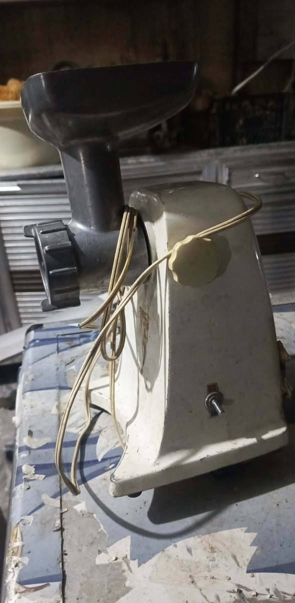 مكينه حديقه شغاله ب٧٥ الف...تنور غاز شغال بدون منظم والله خبزي وحدي بسسس خبزتو بينو  اخذتونو ب٩٠ ابيعو ب٥٠....وتنور غاز شغال بدون منظم المرررربع قفلو ١٥ ..عصاره جزر شغاله نوعيتها نشنال ياباني قفلها ١٠ ...مكينه لحم ياباني قديم شغاله بس ينرادلها سكين ب٢٥..... مكاني موصل للتواصل ***********
