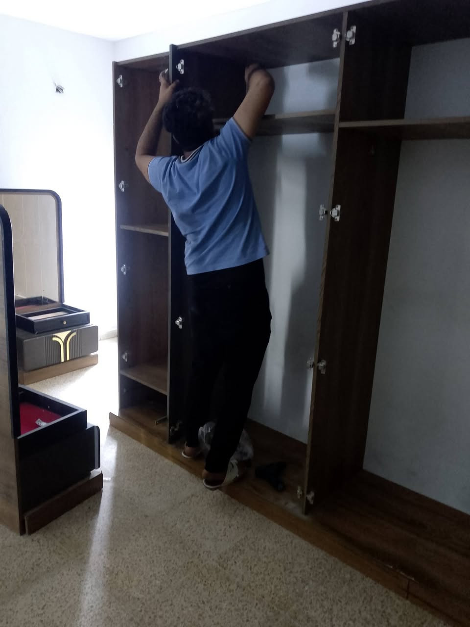 خير الناس من نفع الناس
نجار البرق لاسود☄️                                                                        فتح وشد جميع الغرف التركيه والماليزيه واليطاليه والعراقيه ***********
نقل الاثاث اتصل وبيك خير ودلل 
فتح وشد ونقل جميع الغرف📍 نجيك للبيت نشتغل مجانااا للعوائل المتعففه
📞 للحجز أو الاستفسار: ***********واتساب
جربنا مرة… وتأكد راح تصير زبون دائم 🔩
