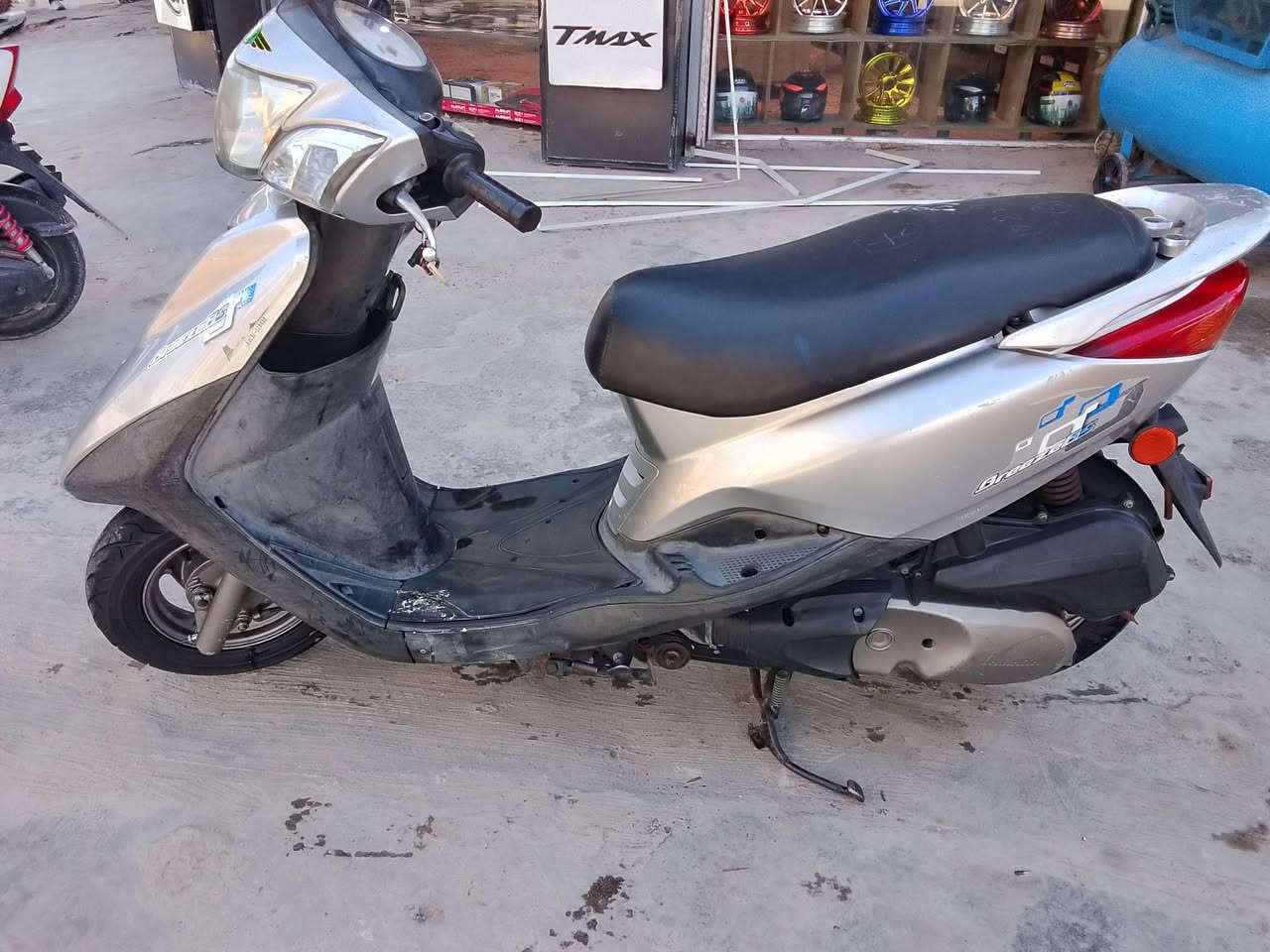 بريز بغبغاء جديده صالها شهرين ونص من نازله من الرمبه خير من الله كلشي بيها بلادي نوزل تخم تايرات جدد جيب فيتر وفحص ماشيه 39حقيقي دراجه نضيفه كلش فوك متصور العنواب بغداد الكاظميه 
واتساب ***********
سعر خاص
