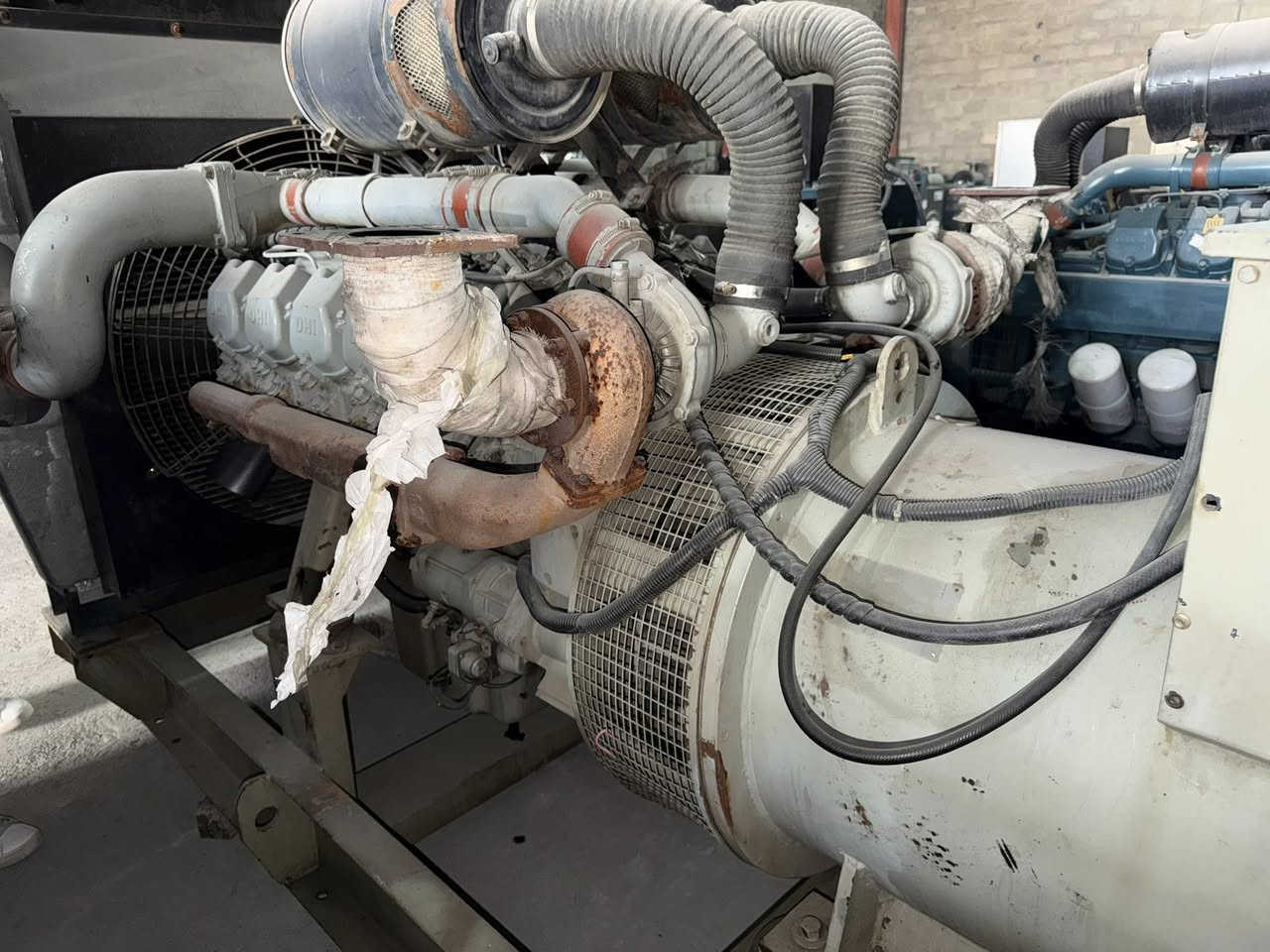 سلام عليكم مولدة دايو 8 سلندر 450kva
سلام عليكم مولدة دايو 8 سلندر 450kva
مولدة بلادي بشرط برغي ما مفتوح بيه 
لا صرف لا بخار نظيف جدا
 مشتغل قليل 
فول اوتو نظام حمايه   
للاستفسار الاتصال + واتساب ***********
