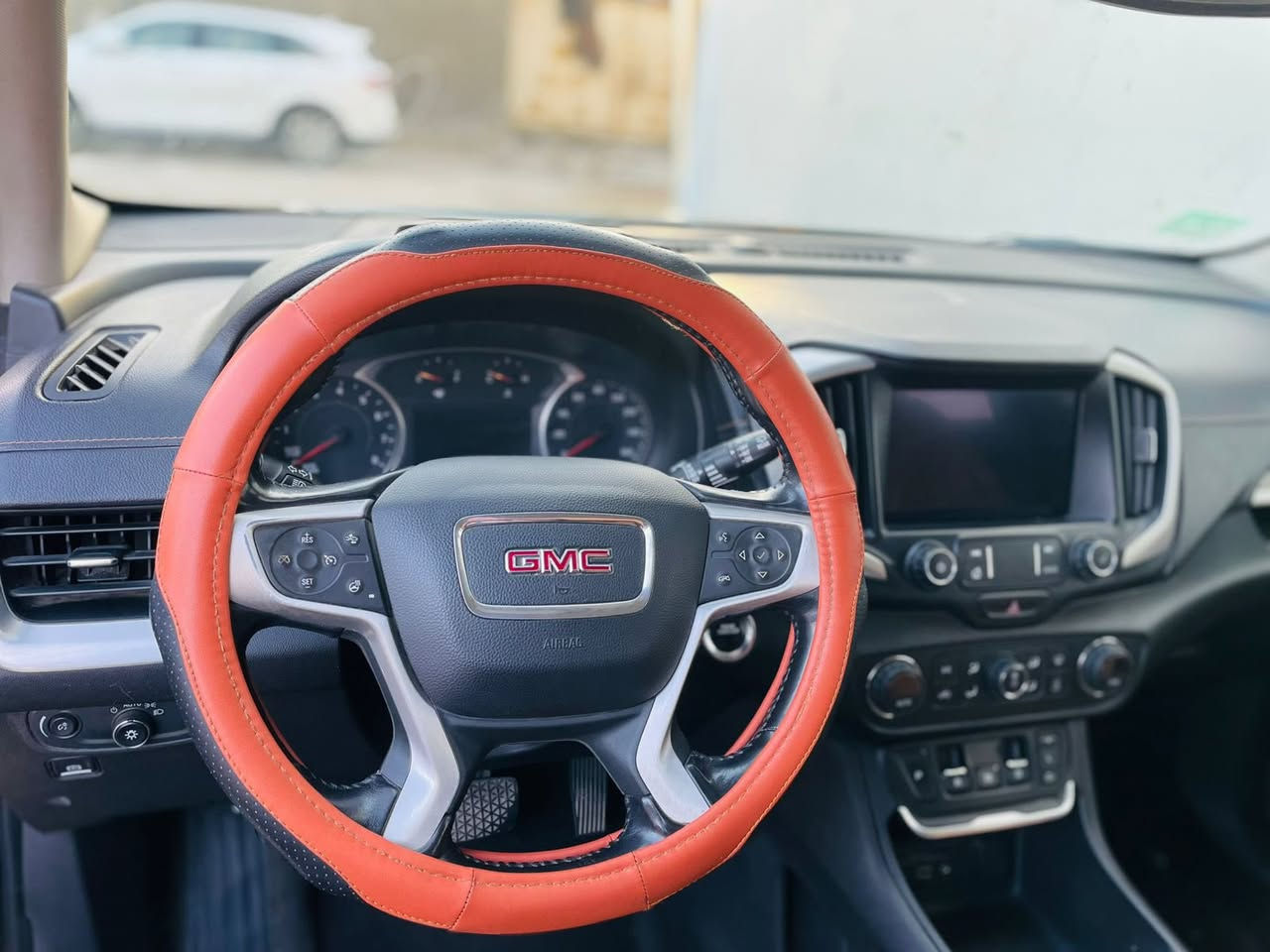 السلام عليكم 
للبيع جمسي تيران 2021السياره ١/١ فول
الحادث / جاملك امامي جهه السائق و باب السائق شبر و البنيد شبر 
المواصفات /
1-محرك 1500تيربو 
2-فئه SLE
3-فور ويل
4- بصمة أبواب مع بصمة تشغيل 5- تشغيل عن بعد 
6-كشنات تدفئه
7-كامره خلفيه
8-تبريد قطعتين أمامي خلفي 
9-شاشه كبيره 
10-تحكم ستيرن جهتين امامي + خلفي 
11-نضام ABS مانع نزلاق 
12-كشنات كهربائي  
13-لايت زنون + حاجب زنون 
14-دواخل نظيفه جدا 
15-سايد بريك دكمه 
16-السياره ماشيه 150 الف 
17-تخم تاير جديد
#وباقي المواصفات المعروفه 

سعر السياره 165 $ وبيها مجال
العنوان /كوفه *********** واتساب موجود ___________________
