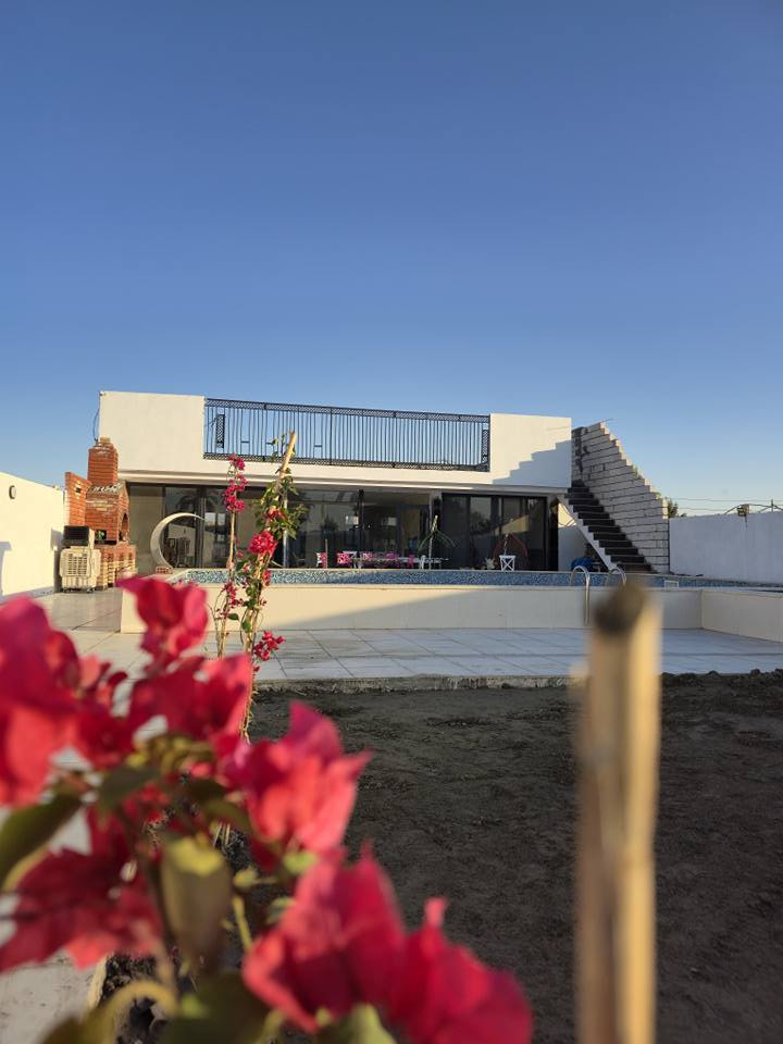 استراحه للايجار اليومي او شاليه استراحه للايجار اليوميه السعر 80 عدا يوم الجمعه هنالك مسبح كبير الكبار والصغار اخر هنالك غرف عديده ومطبخ وصحيات 
***********
الكوفه النجف حي الصوب الصغير النجف, العراق
