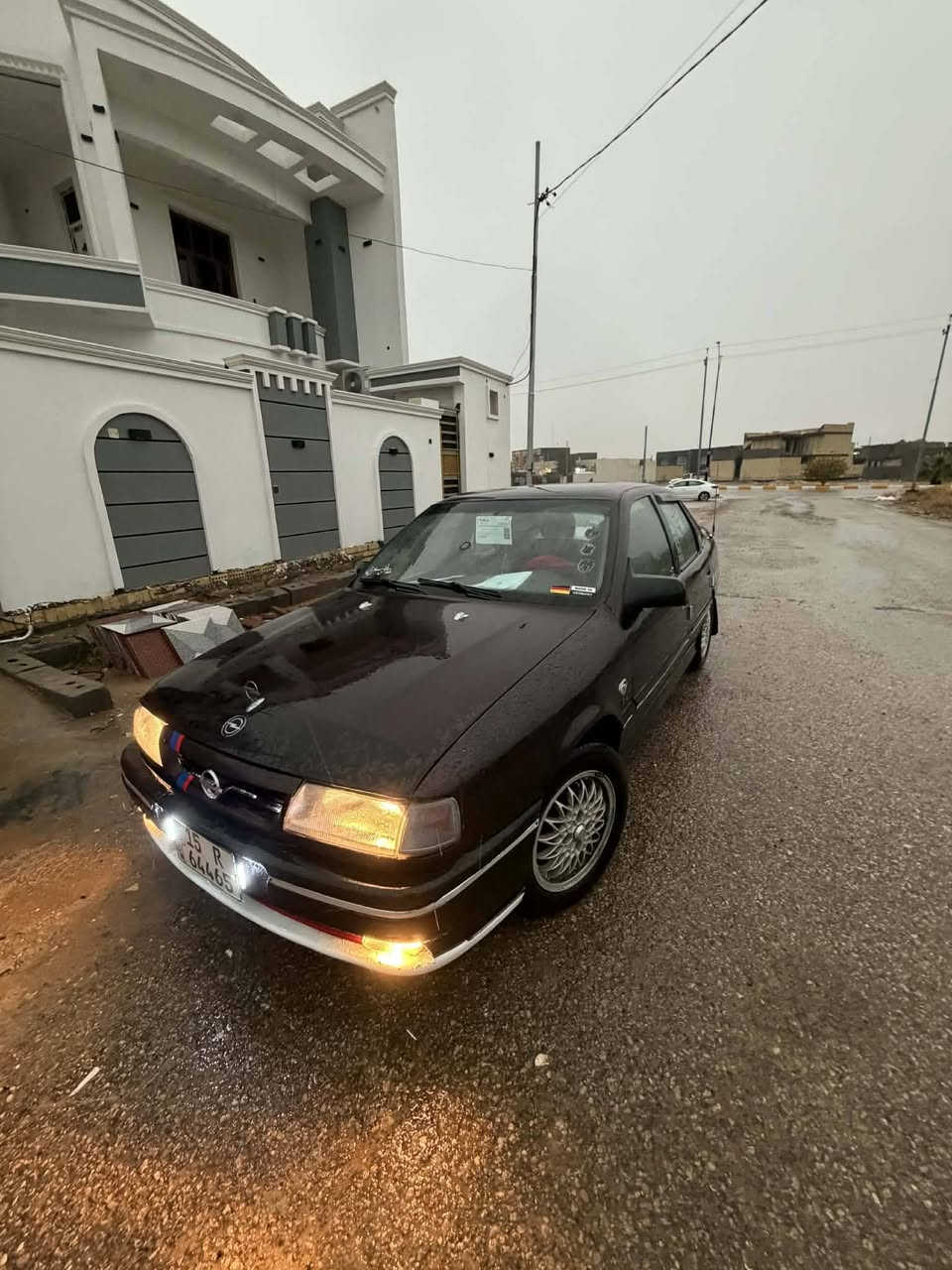 فكتره 92 رقم انبار نكليزي
محرك 2000 مال استره 2004
شاده حاويه 
فتحه سقف شقاله
صدر جديد 
تخم تاير جديد
كهربائيات كله شقاله
 السعر 33 وبيه مجال
مكان السياره فلوجه 
***********
