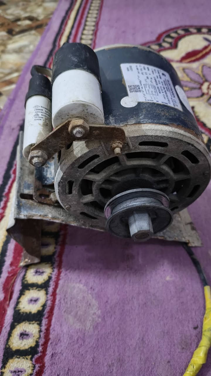 السلام عليكم ماطور مبرده نظيف لبيع او مراوس بمروحه سقفيه نظيفه ماداخله تصليح ***********
