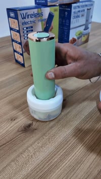 ✨ محضرة طعام 2 في 1!  🥚 تخفق البيض والكريمة في ثوانٍ.  🥗 وتفرم الخضار ...